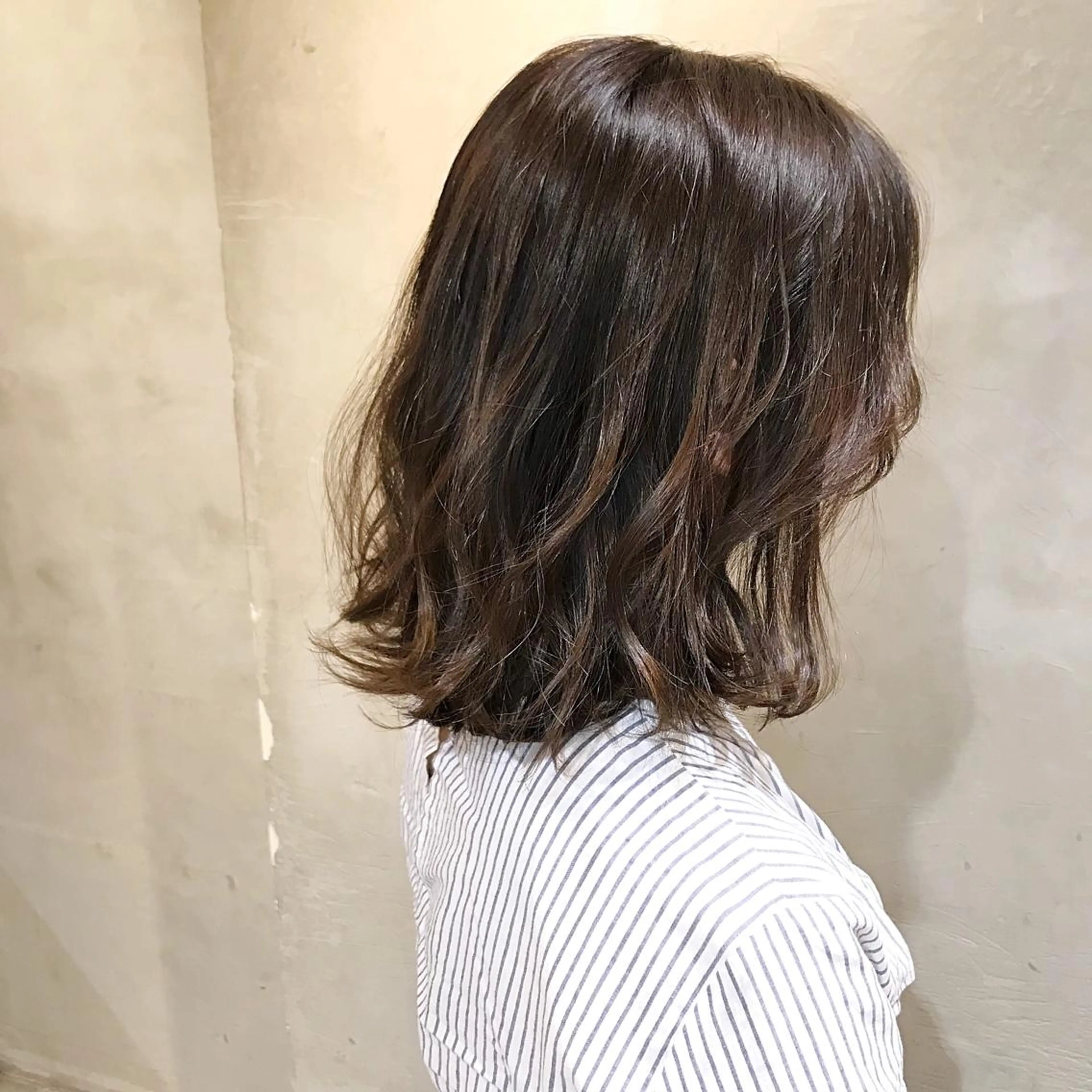 ミディアム カラー ヘアアレンジ アッシュ アッシュブラウン ブラウンカラー ボブ 外ハネヘア カット ヘアカラー トリートメント ヘッドスパ SALOWIN銀座VORT所属・小林 佳祐のヘアスタイル