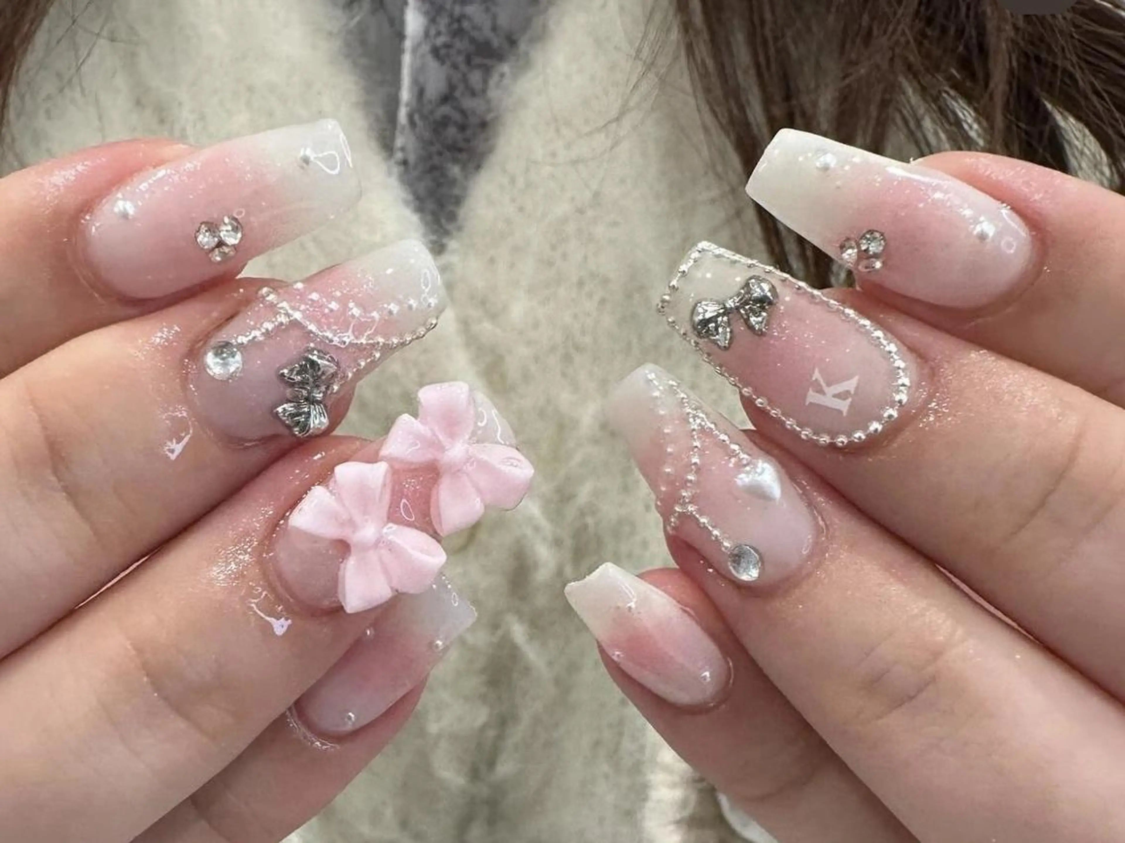 ネイル チークネイル 韓国ネイル ラメ(グリッター) ラメグラデーション リボン ハンドネイル fein.🎀 🤍staffのマツエク・マツパデザイン