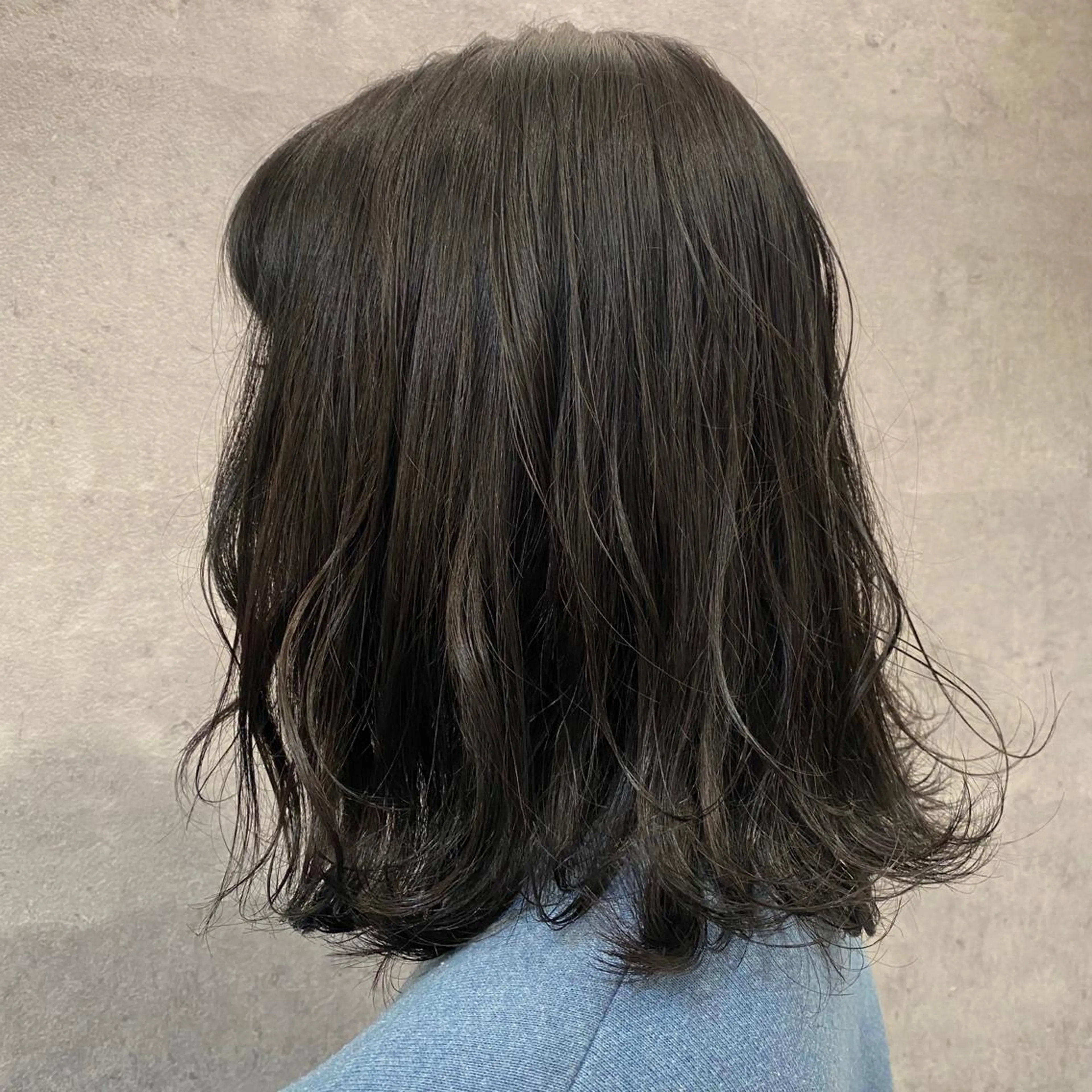 ミディアム カラー アッシュ ダークアッシュ ダークグレー LATTE所属・垢抜け顔周り／韓国 ヘア𝑺𝒂𝒌𝒊のヘアスタイル