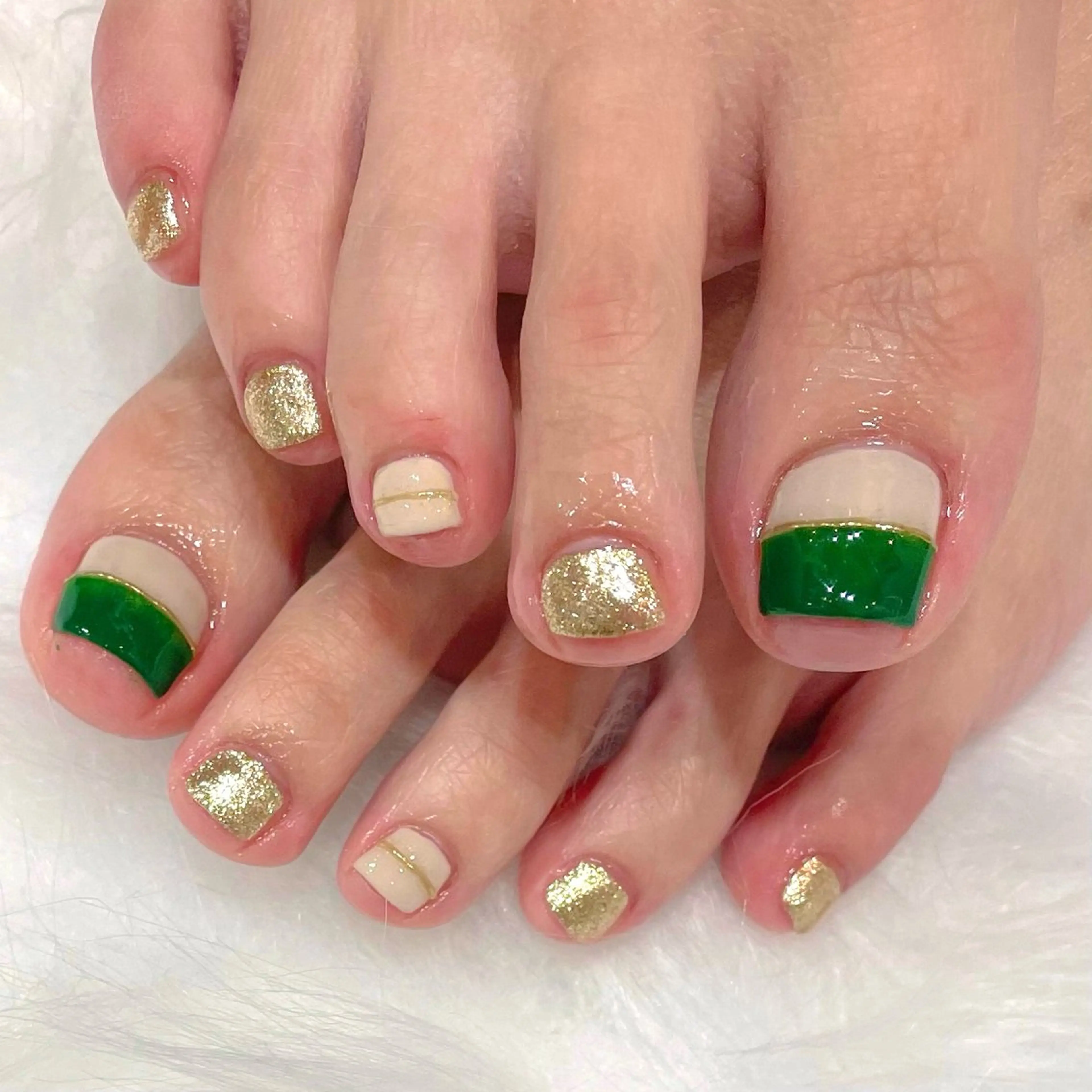 ネイル フットネイル ゴールド グリーン フットネイル MADDY NAILS所属・MADDYNAILS ✴︎柏痛ネイルのネイルデザイン