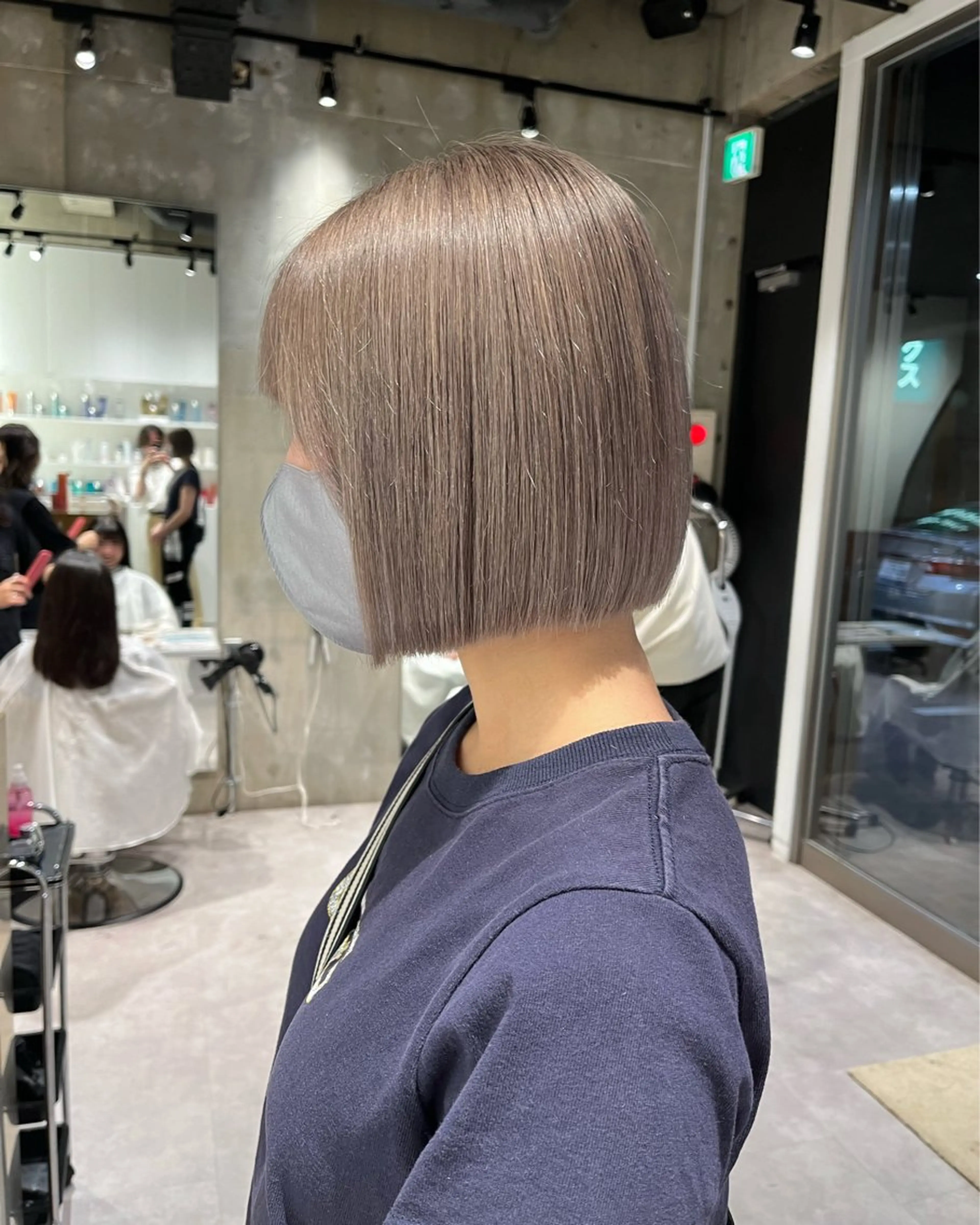 ショート カラー ブリーチ シルバー iLi所属・iLi 《イリ》のヘアスタイル