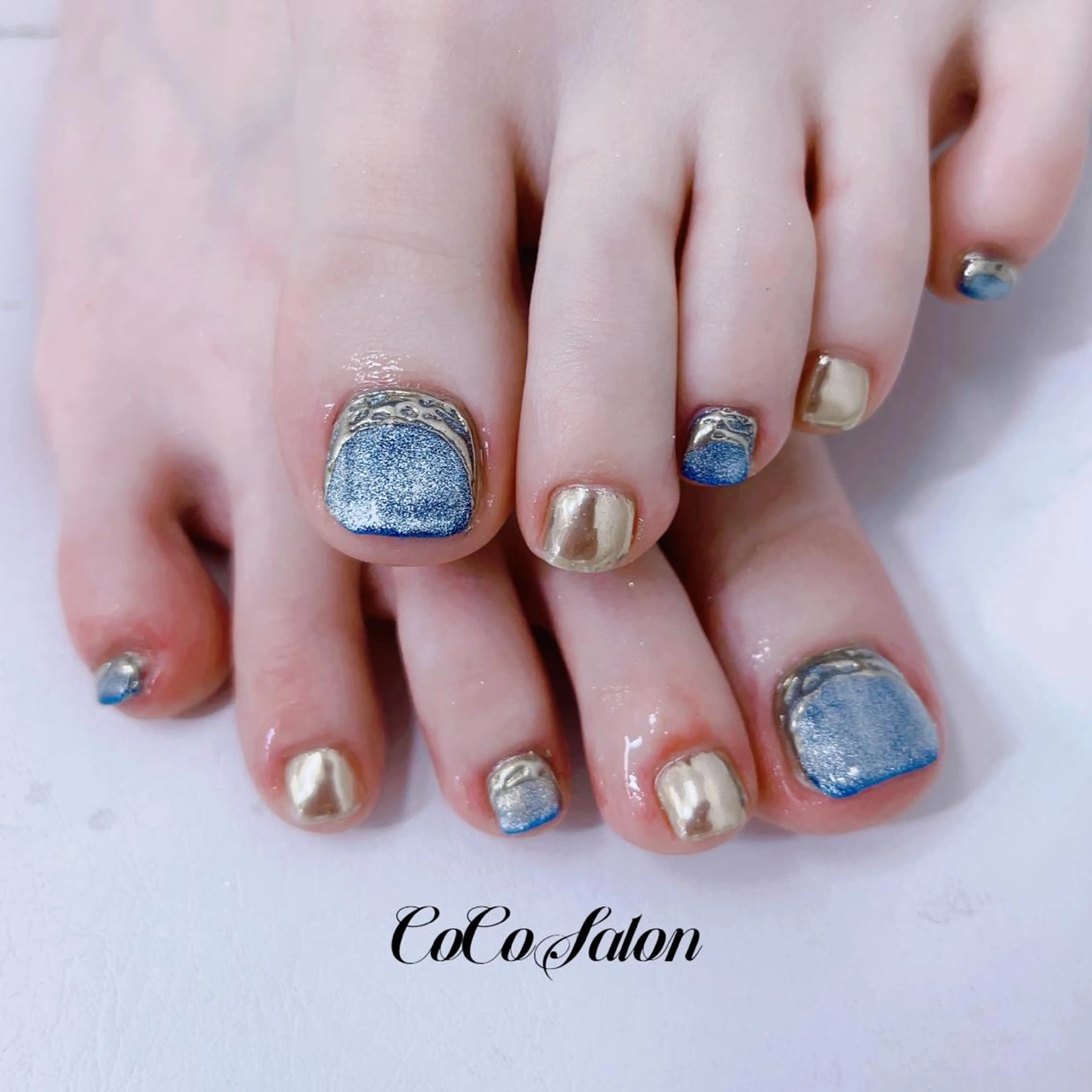 ネイル ブルー フットネイル フレンチネイル ゴールド キラキラネイル フットネイル CoCoSalon ネイル/まつ毛予約のネイルデザイン