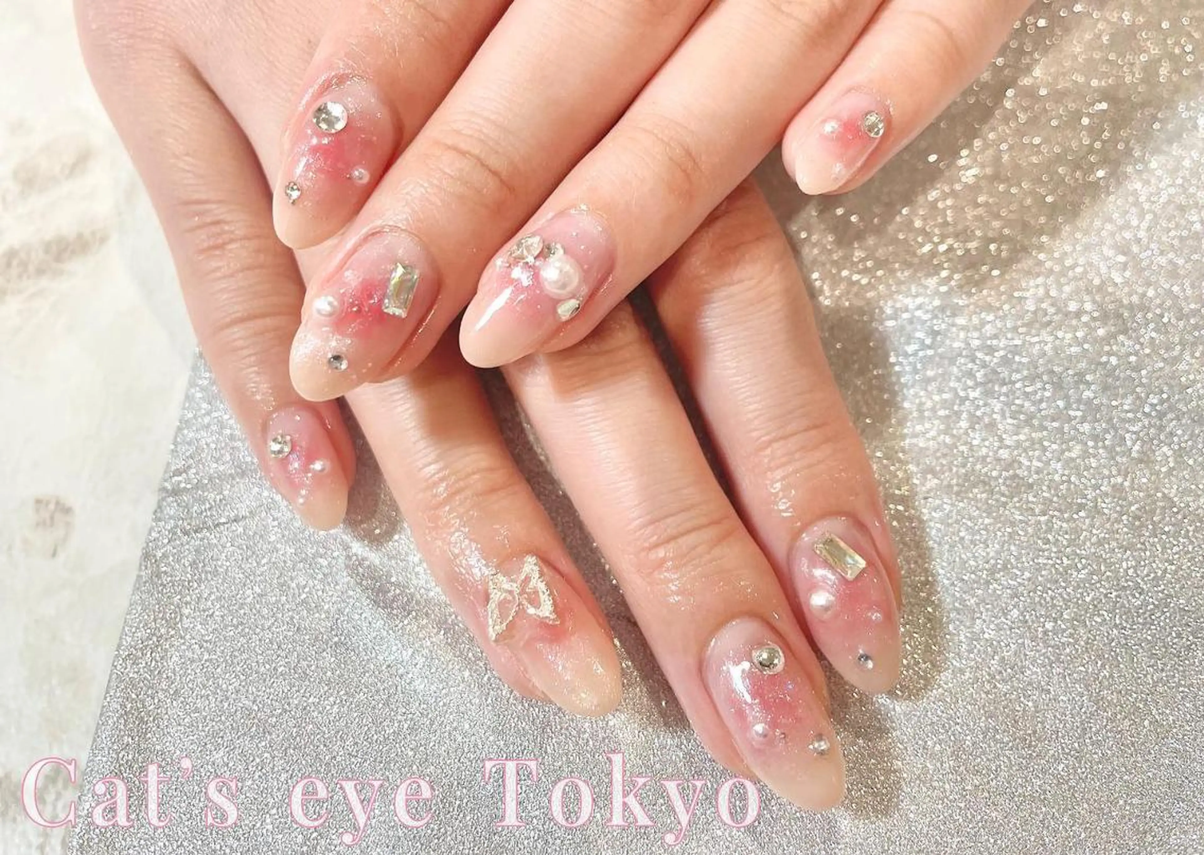 ネイル マツエク・マツパ チークネイル キラキラネイル 持ち込み ストーンネイル Cat's eye TOKYO 新宿店のネイルデザイン