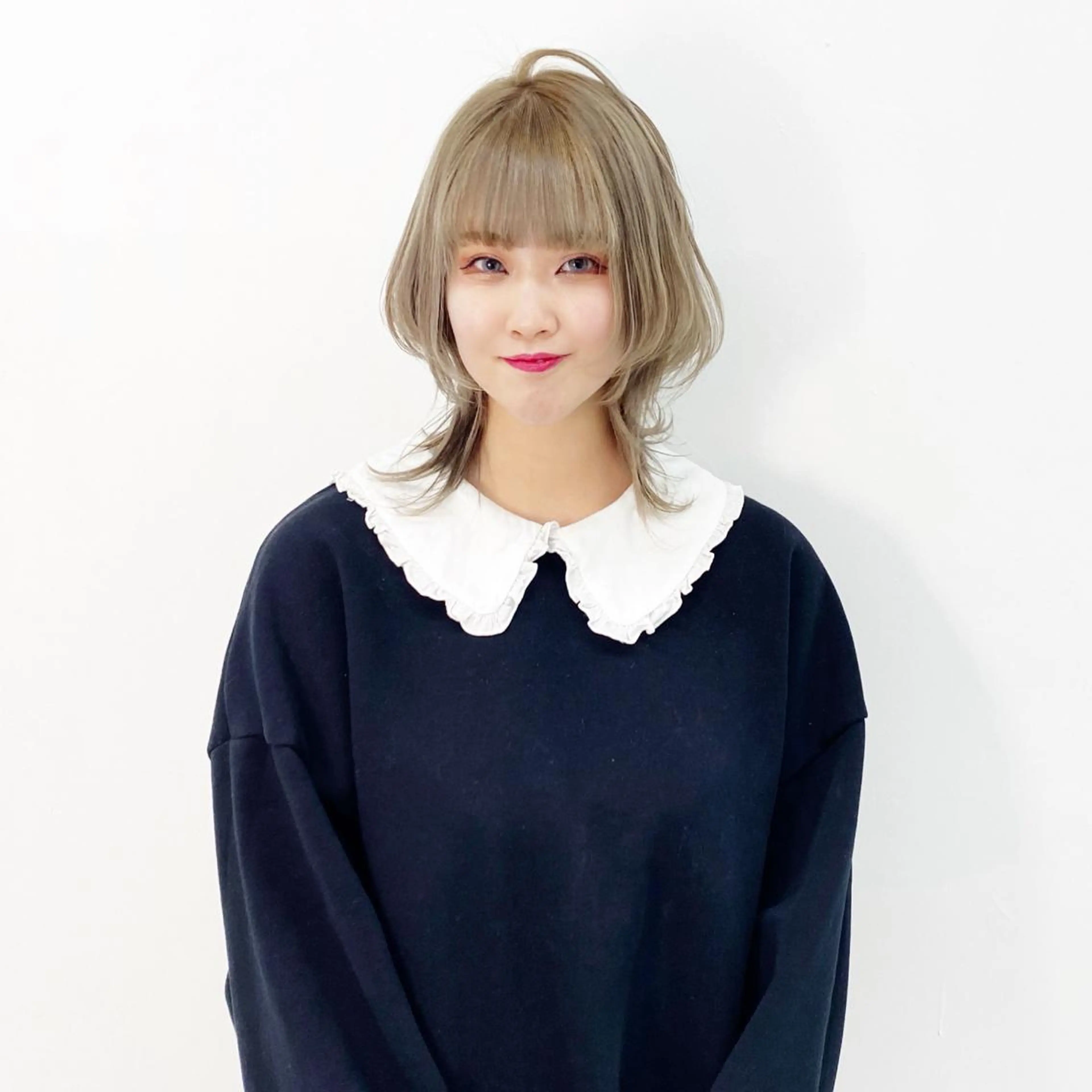 ミディアム カラー ヘアアレンジ ベージュカラー ブロンド ミルクティーベージュ レイヤーカット ウルフカット 大橋 拓巳のヘアスタイル