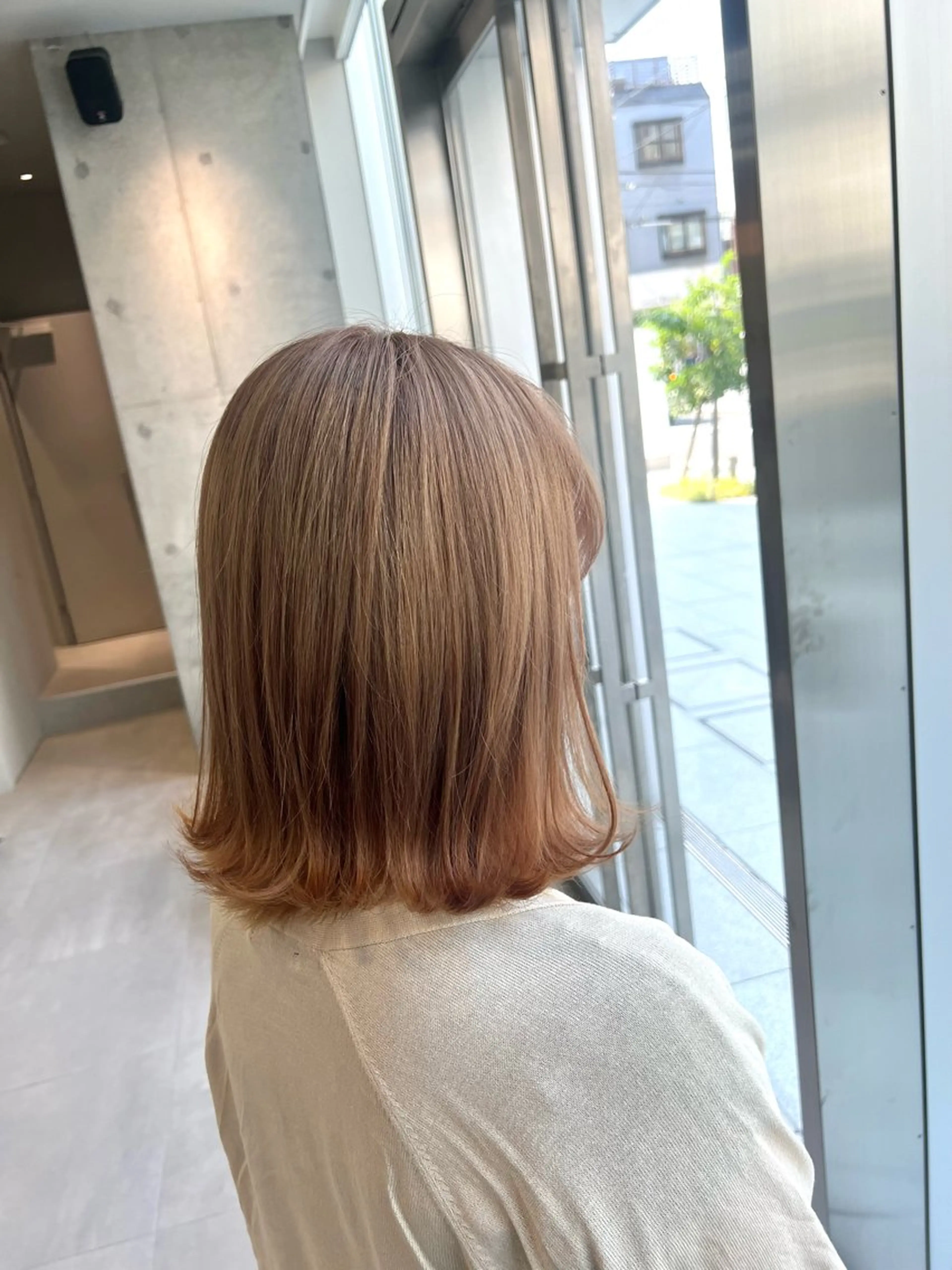 ミディアム カラー ブリーチ カット ヘアカラー トリートメント 当日予約OK レイヤーカット/艶髪のヘアスタイル