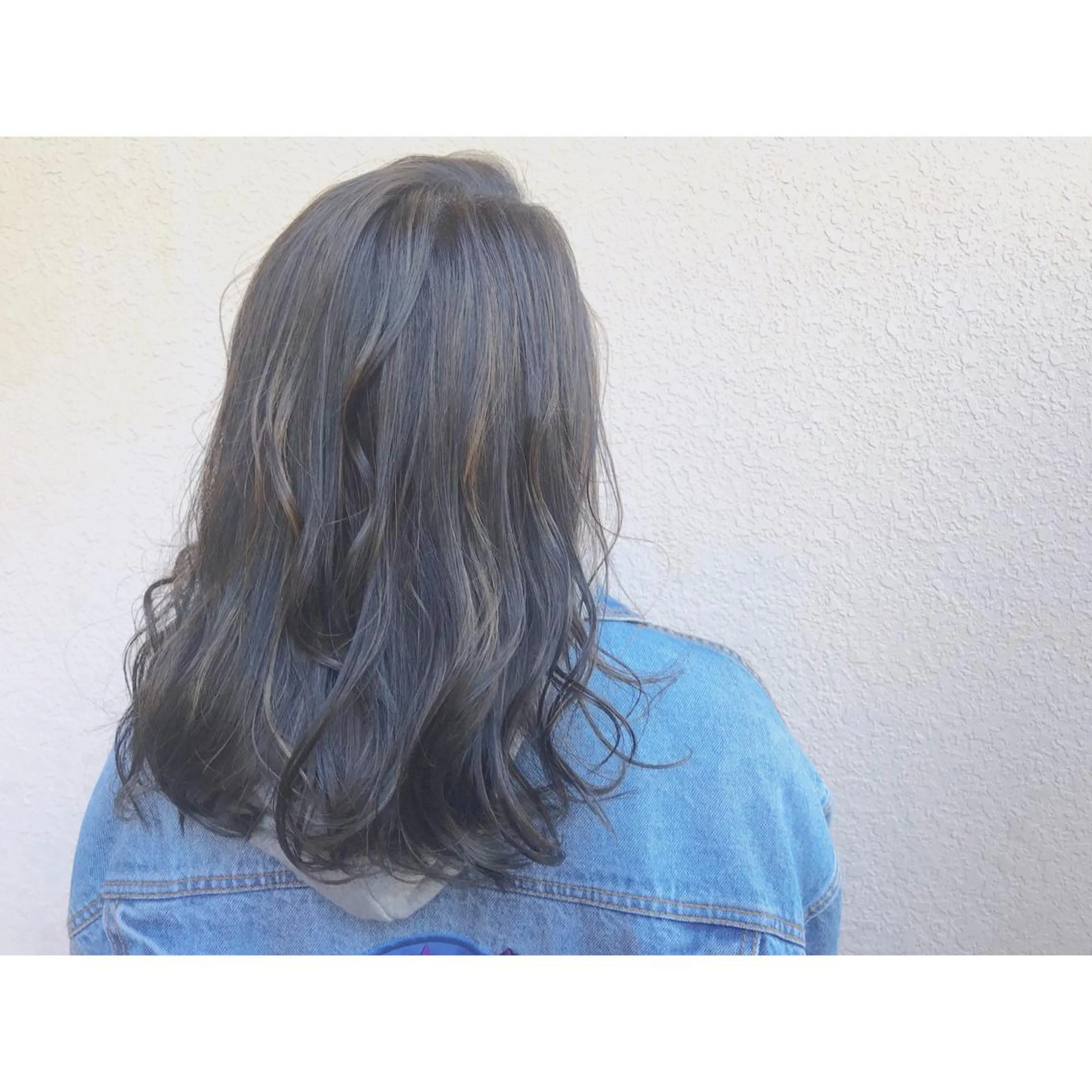 セミロング カラー アッシュ ブルーカラー ブルージュ グレージュ ハイライトカラー なかにし まゆみのヘアスタイル