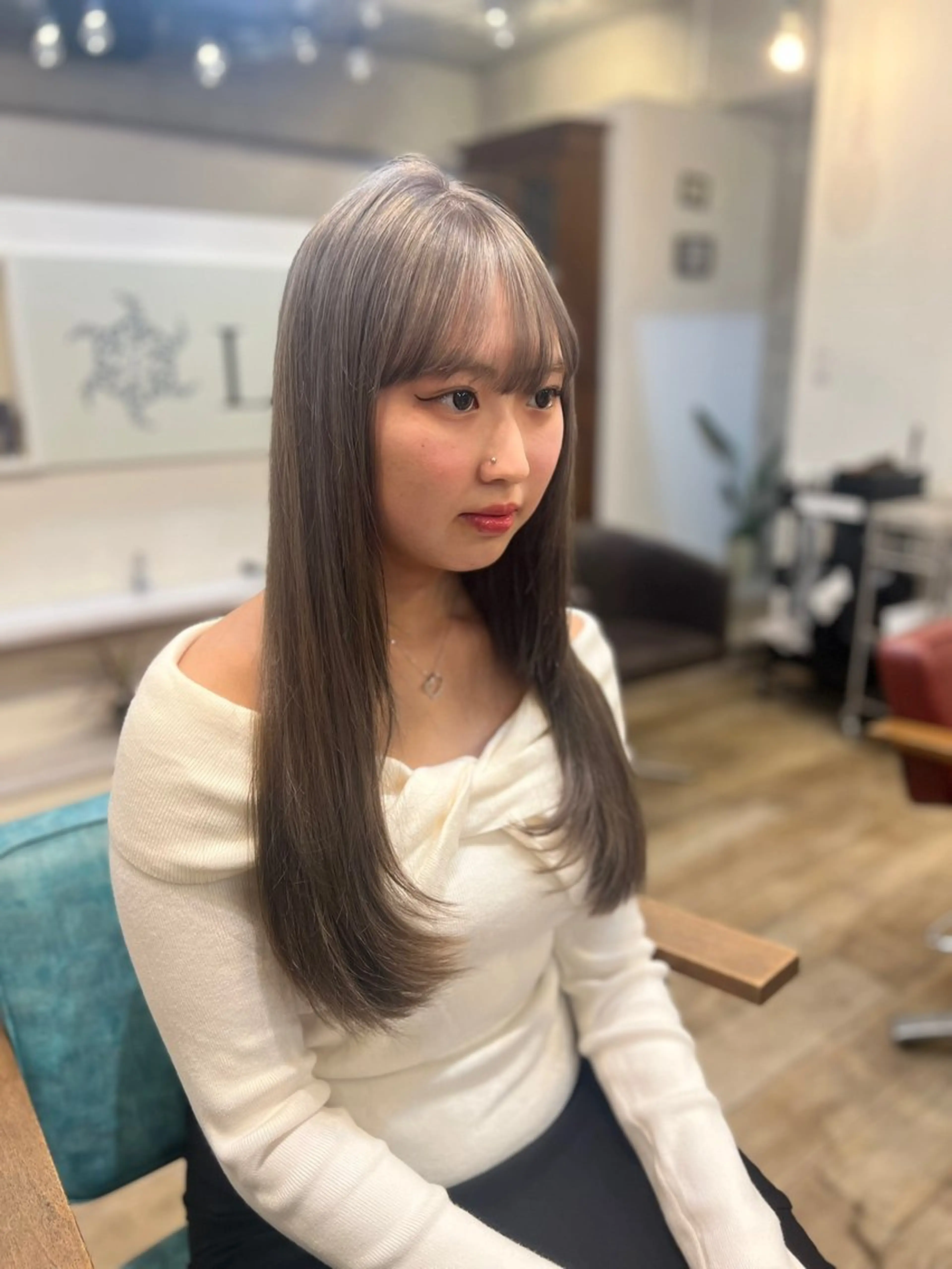 ロング カラー ブリーチ レイヤーカット Liere Muuのヘアスタイル