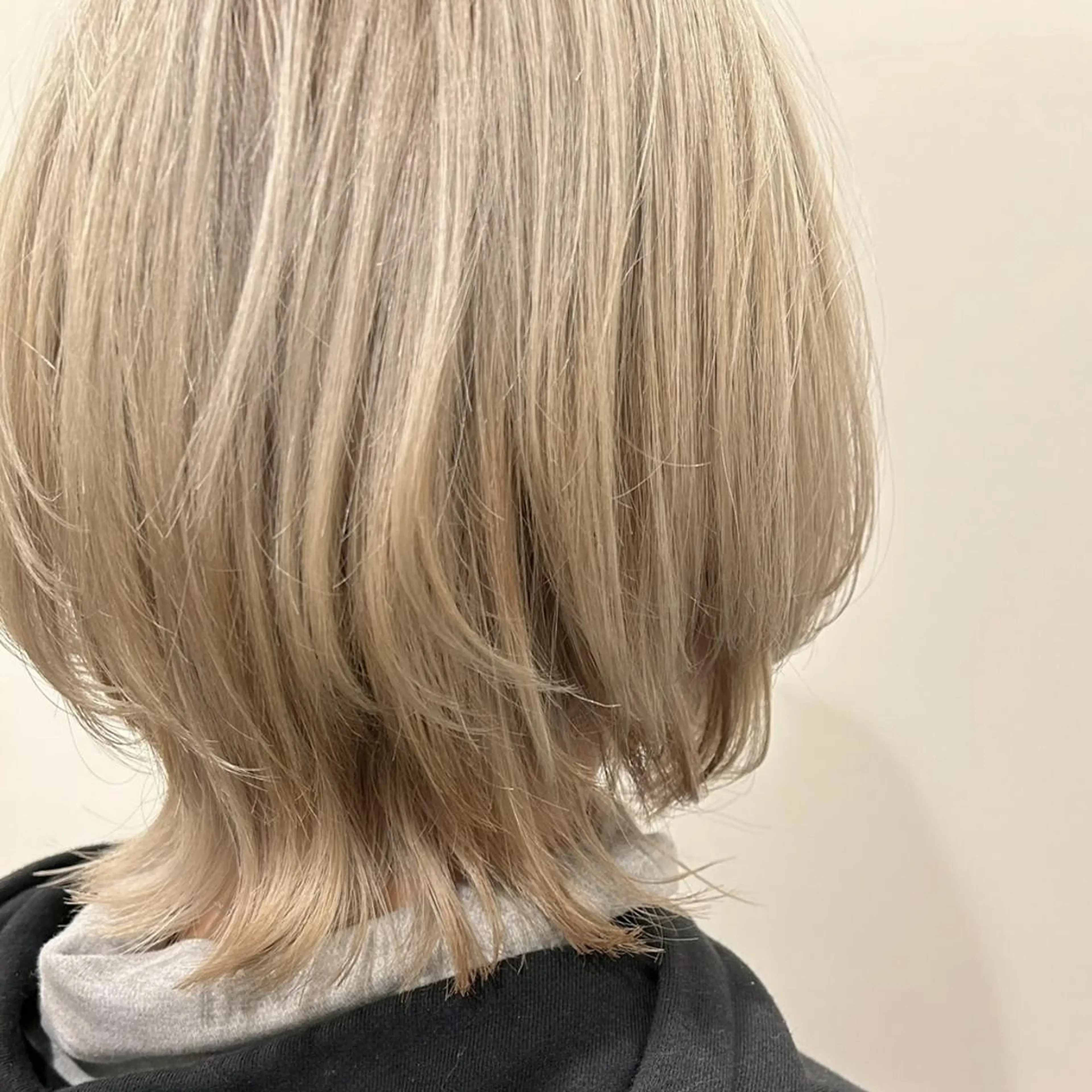 ミディアム カラー ベージュカラー ブリーチ 透明感カラー ダブルカラー ハイトーンカラー カット ヘアカラー Halo/長居美容室 ショート/ROKIのヘアスタイル