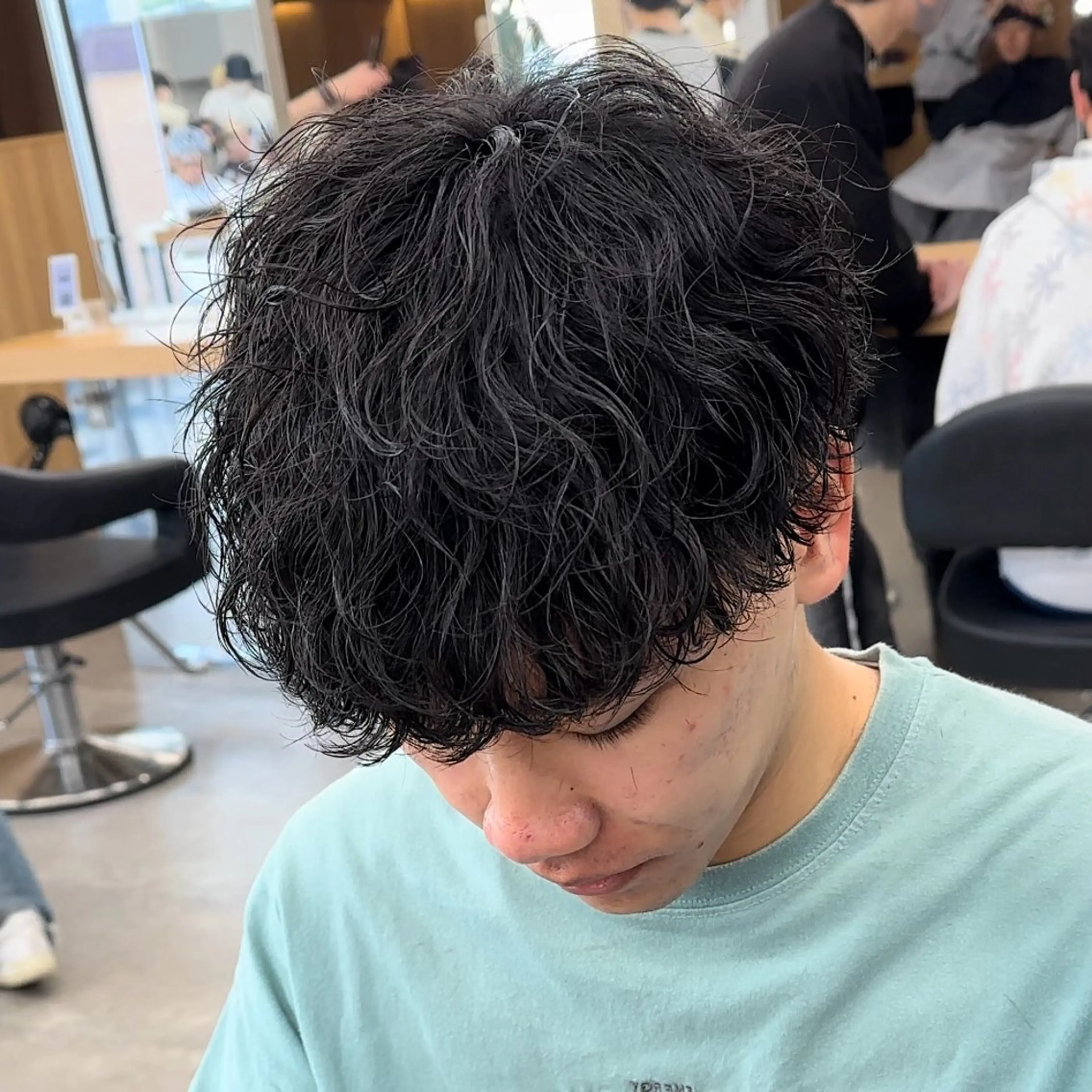 ミディアム パーマ メンズ ミディアムパーマ センターパート メンズハイライト マッシュ メンズパーマ SKILL ikebukuro所属・✂️メンズカット ひろき✂️のヘアスタイル