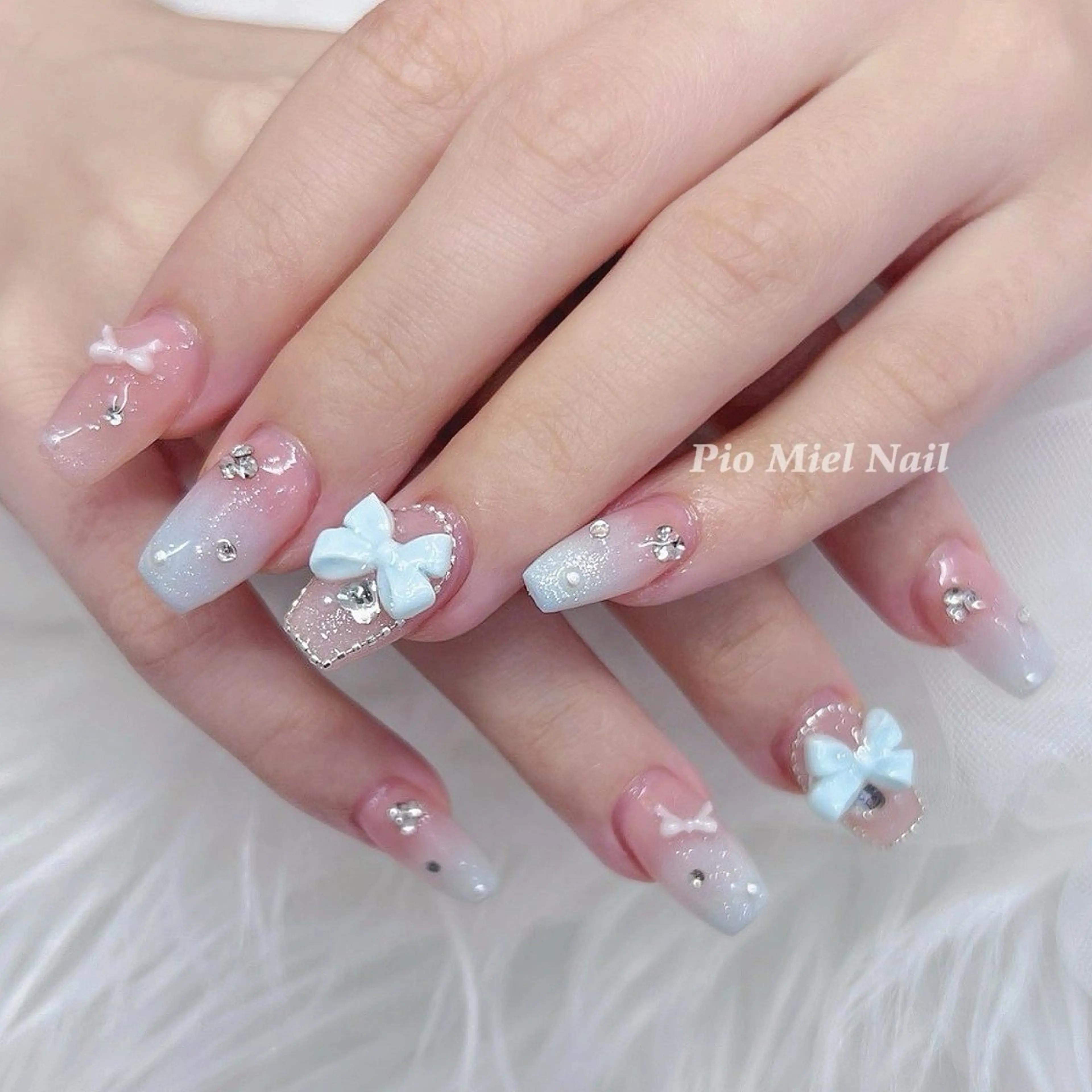 ネイル ブルー ジェルネイル ガーリー キラキラネイル ラメ(グリッター) ハンドネイル momo 長さだしのネイルデザイン