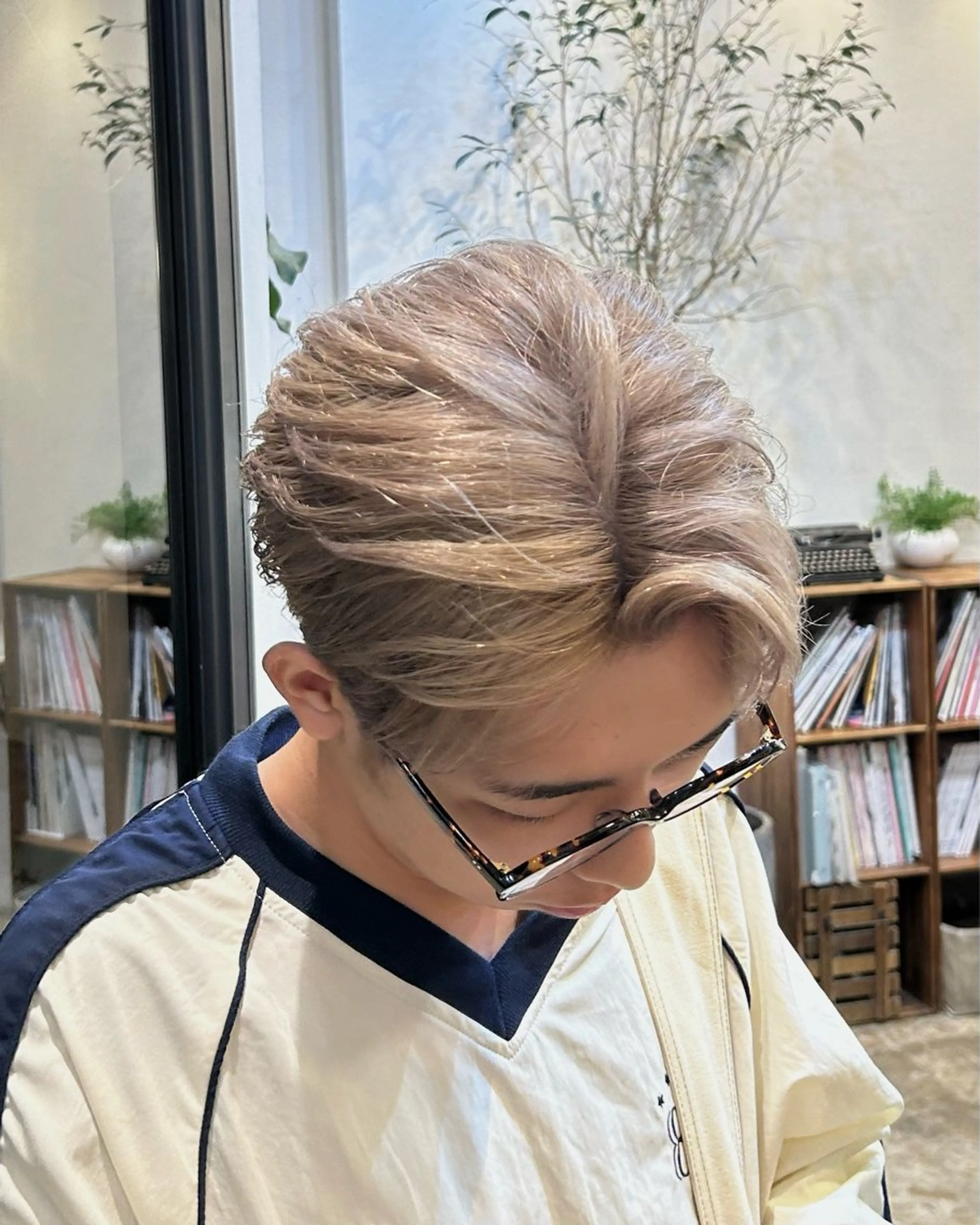 カラー メンズ シルバー ヘアカラー 松尾海奈 /レイヤーカットのヘアスタイル