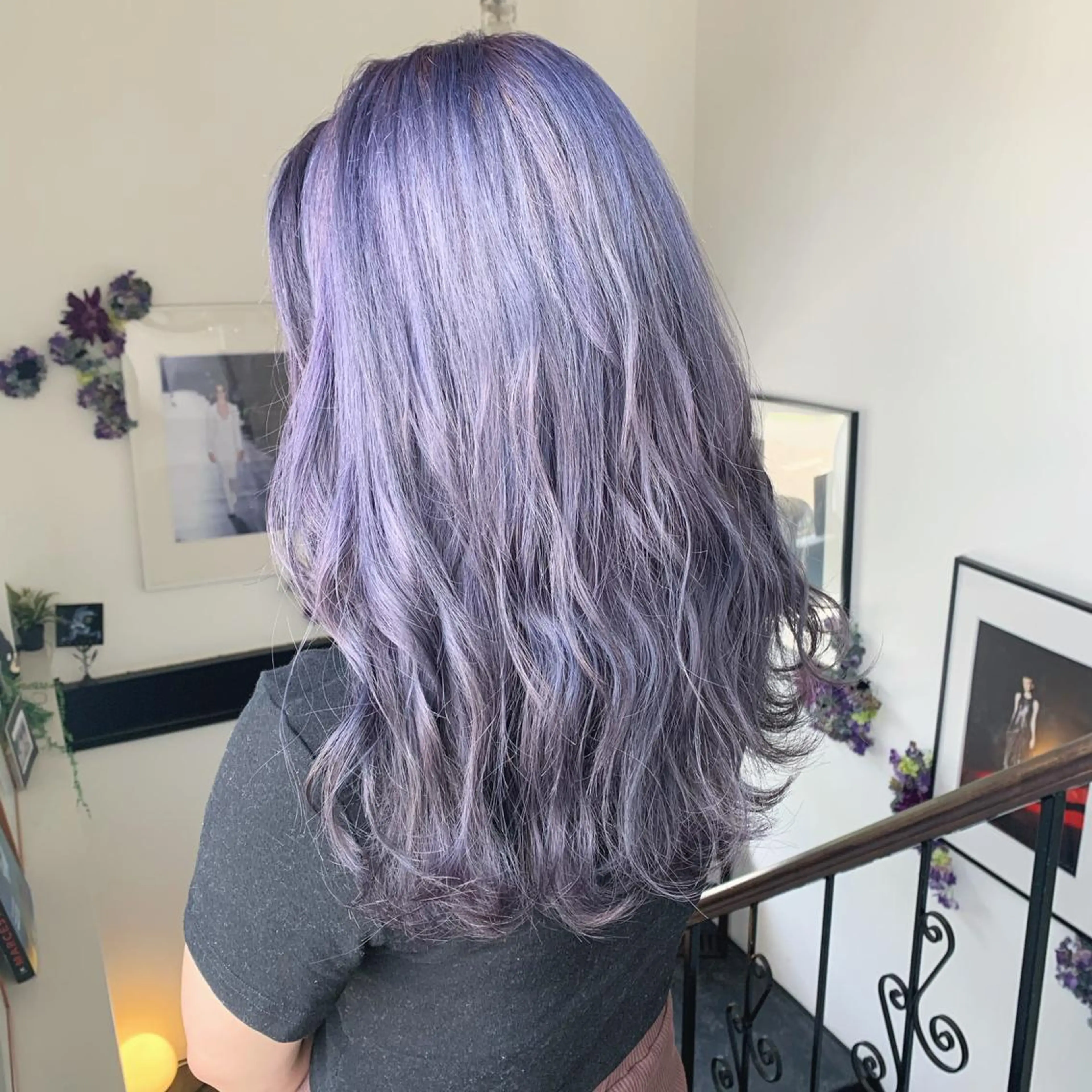 ロング カラー シルバー バイオレットカラー 袴田 伊代のヘアスタイル