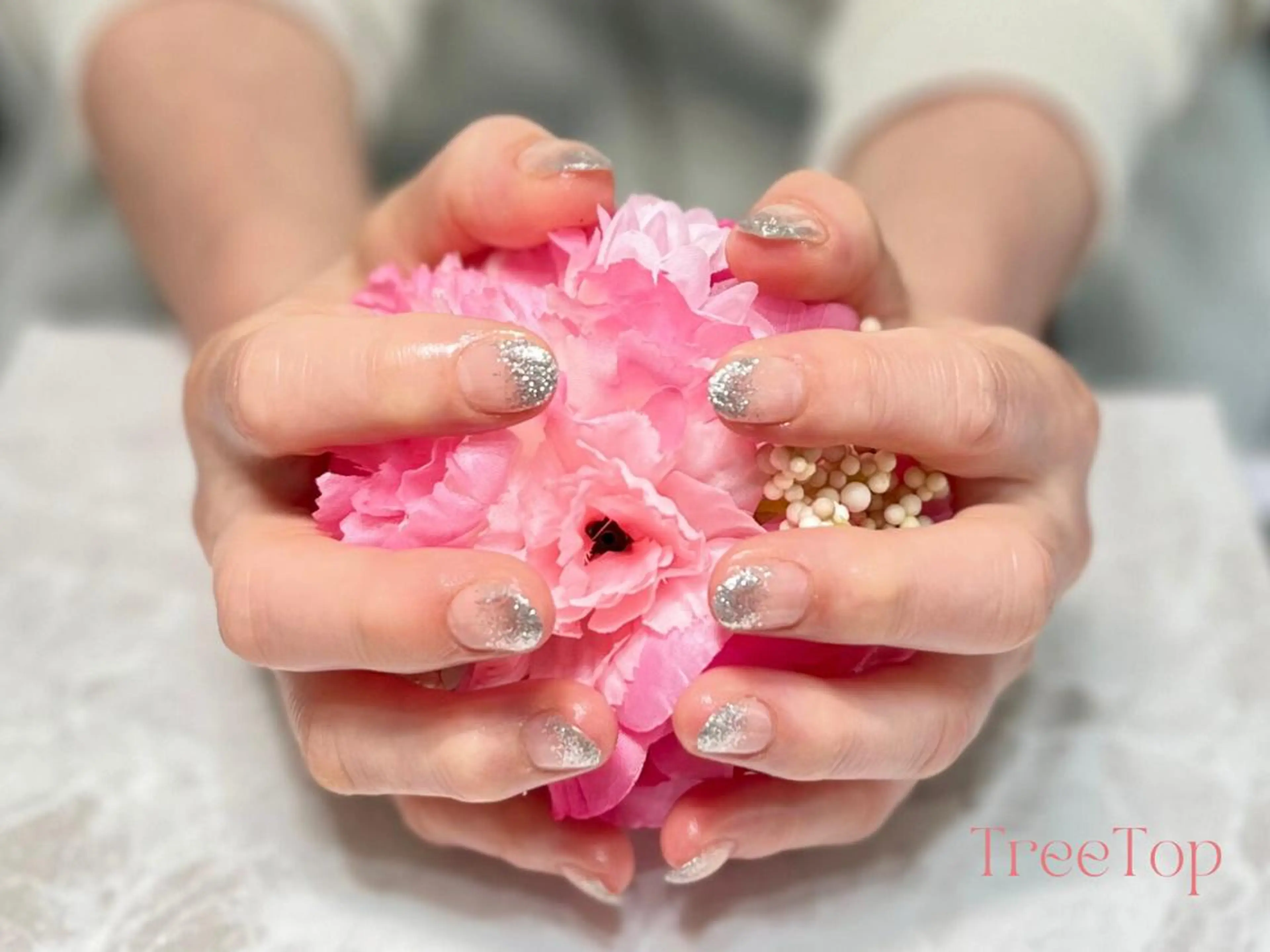 ネイル グラデーション ラメ(グリッター) ラメグラデーション 春ネイル ハンドネイル nailsalon Tree Topの眉毛・アイブロウイメージ