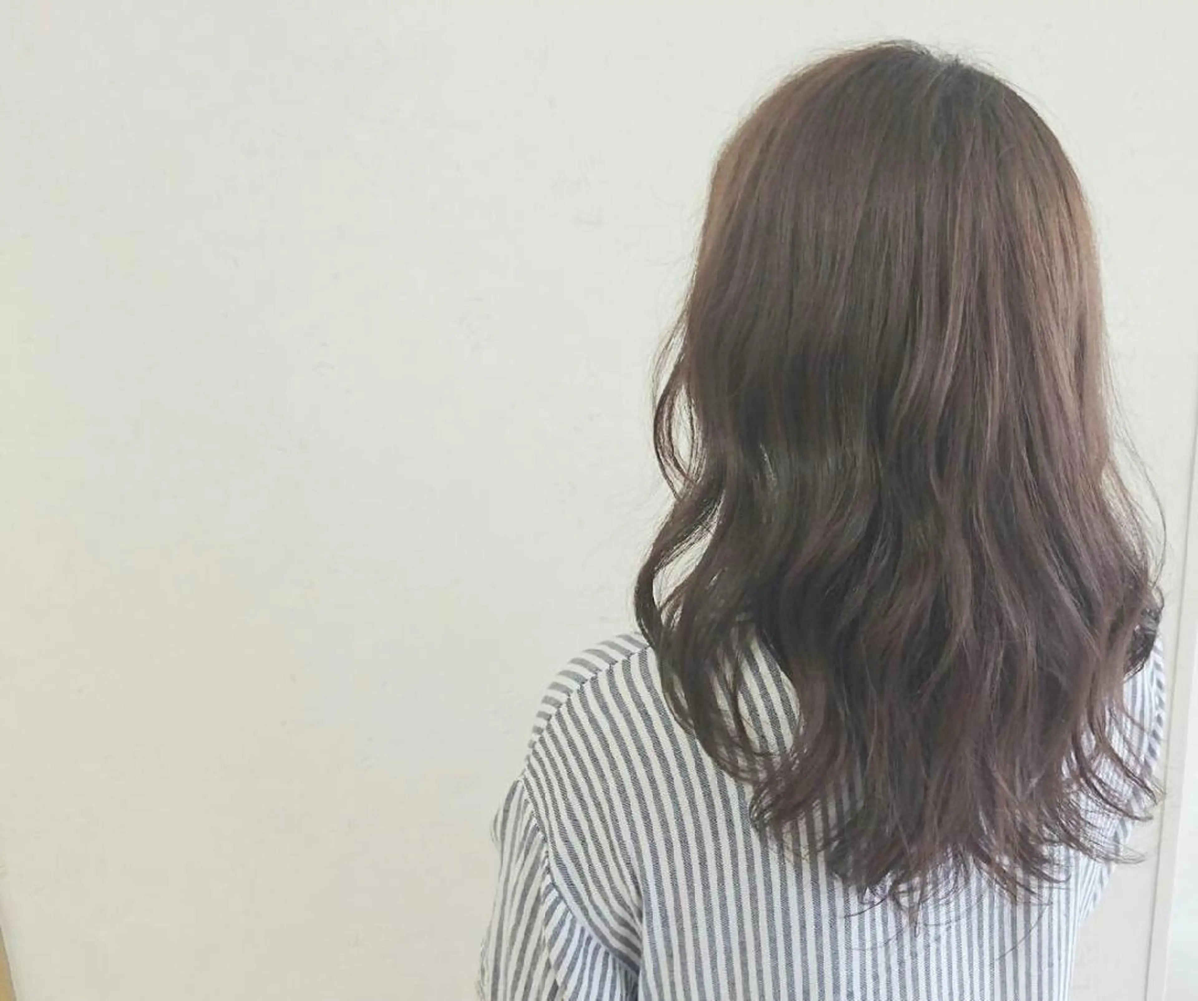 ロング カラー グレージュ ピンクカラー 透明感ハイライト◎ 伊藤夏海のヘアスタイル