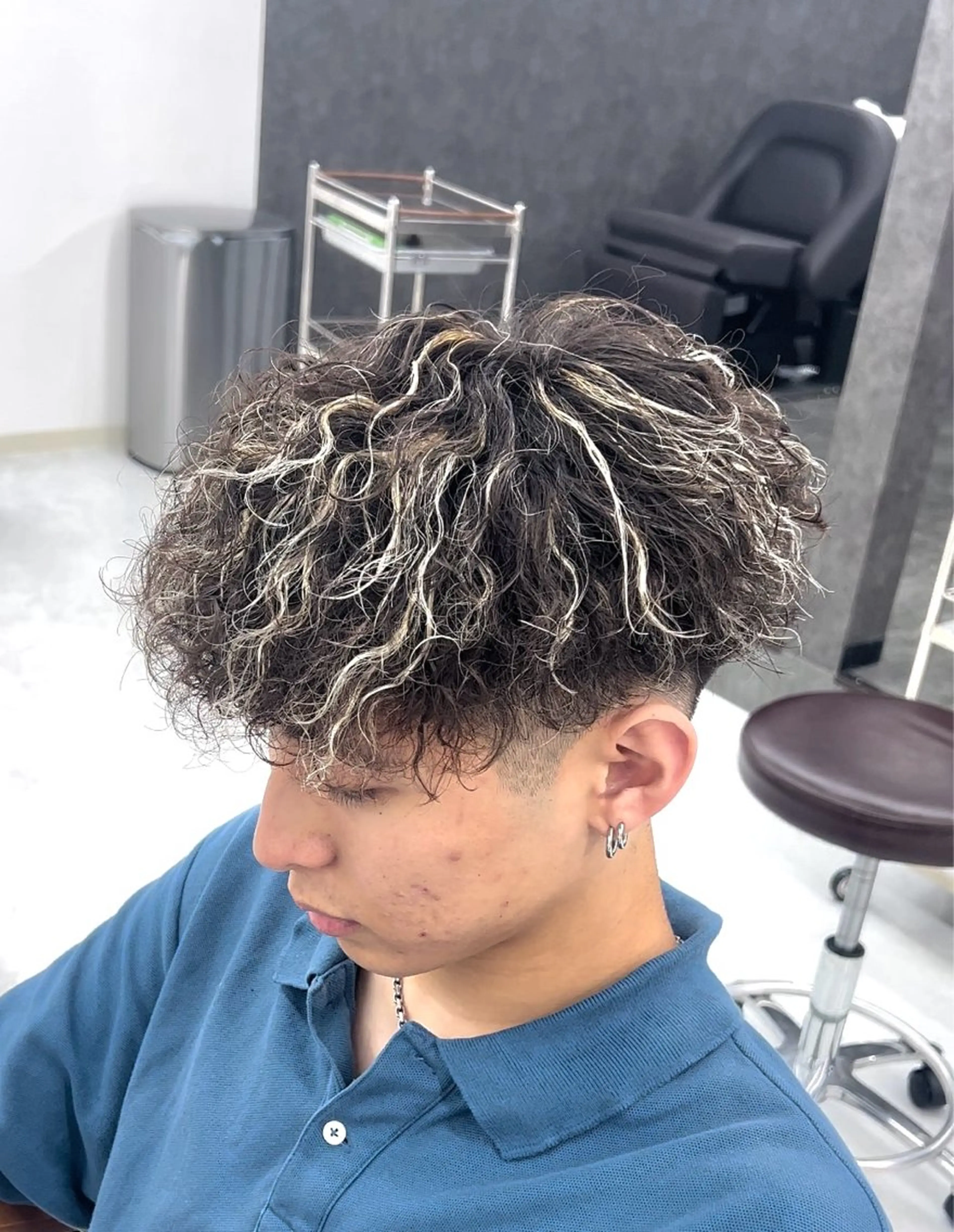 ショート カラー パーマ メンズ メンズパーマ スペインカール 外国人風カラー カット パーマ 飛田 楓信のヘアスタイル