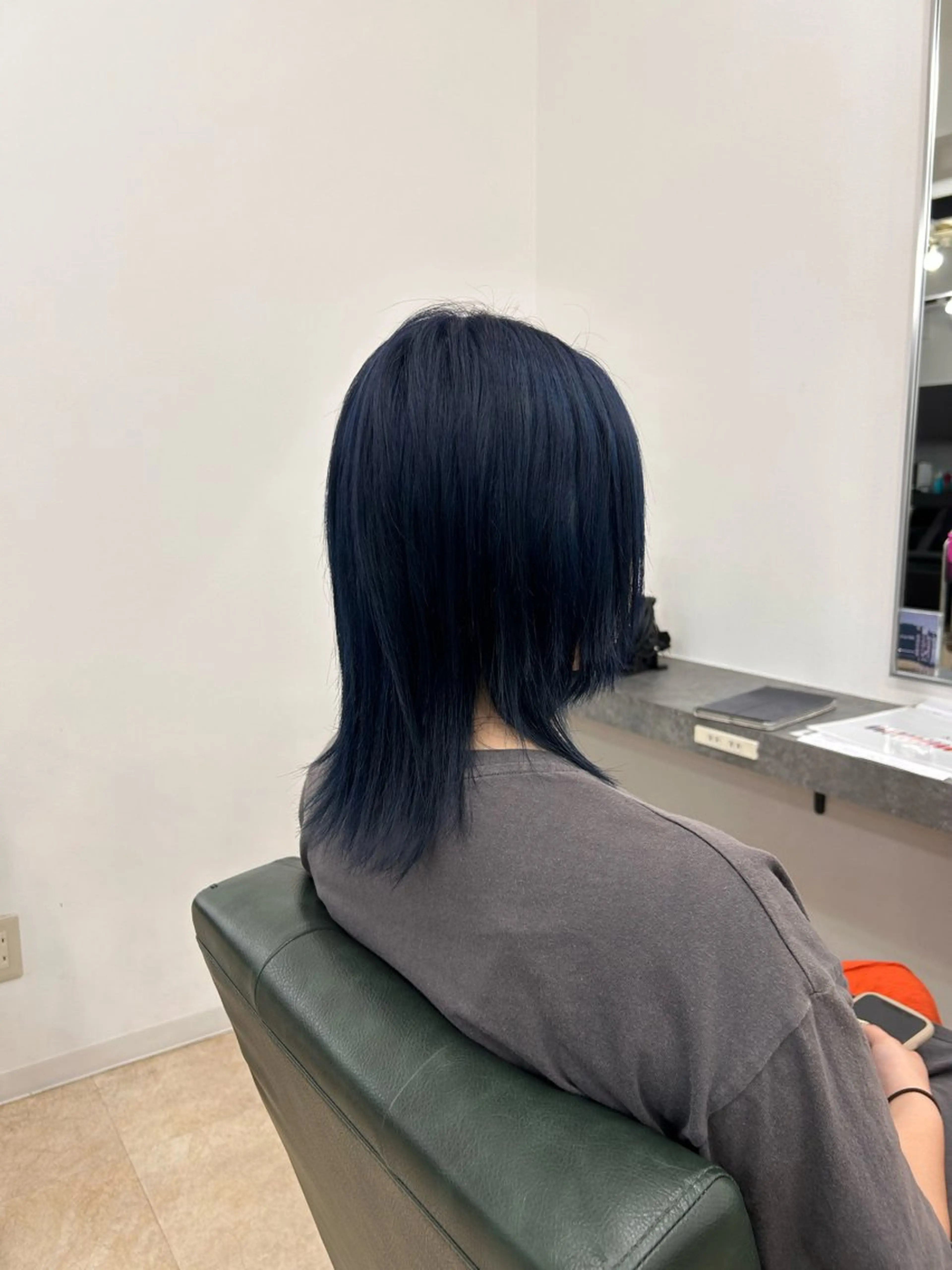 ミディアム カラー 黒髪 ブリーチ ブルーカラー ブルーブラック 山本 あやめ子のヘアスタイル