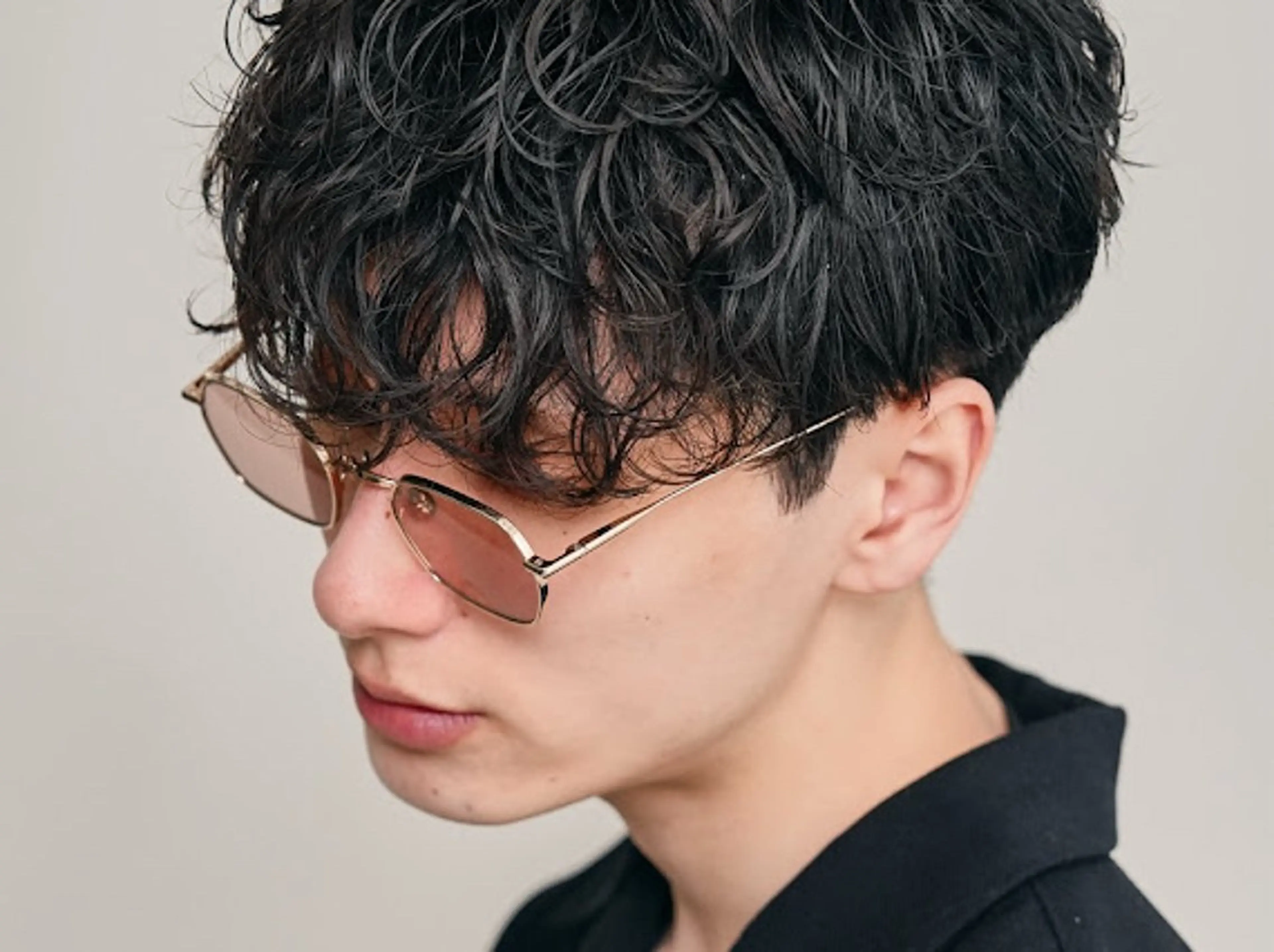 ショート パーマ メンズ センターパート コンマヘア フェードカット カルマパーマ マッシュ カット パーマ トリートメント ヘアセット 美容師歴6年 fifth前比嘉💥のヘアスタイル