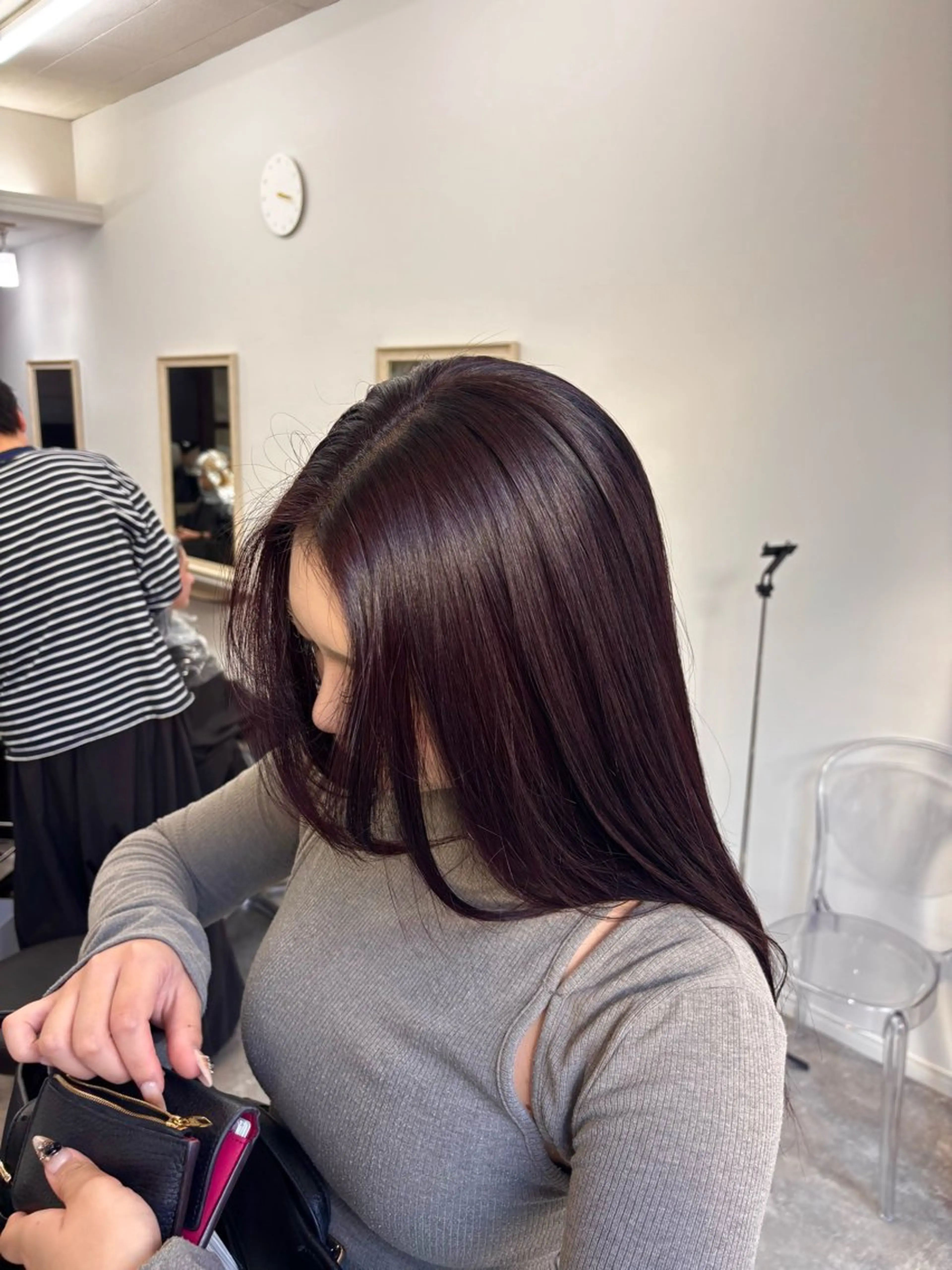 カラー ブリーチ ボルドーカラー 透明感カラー ブリーチなしカラー ヘアカラー IO所属・楢本 莉子のヘアスタイル