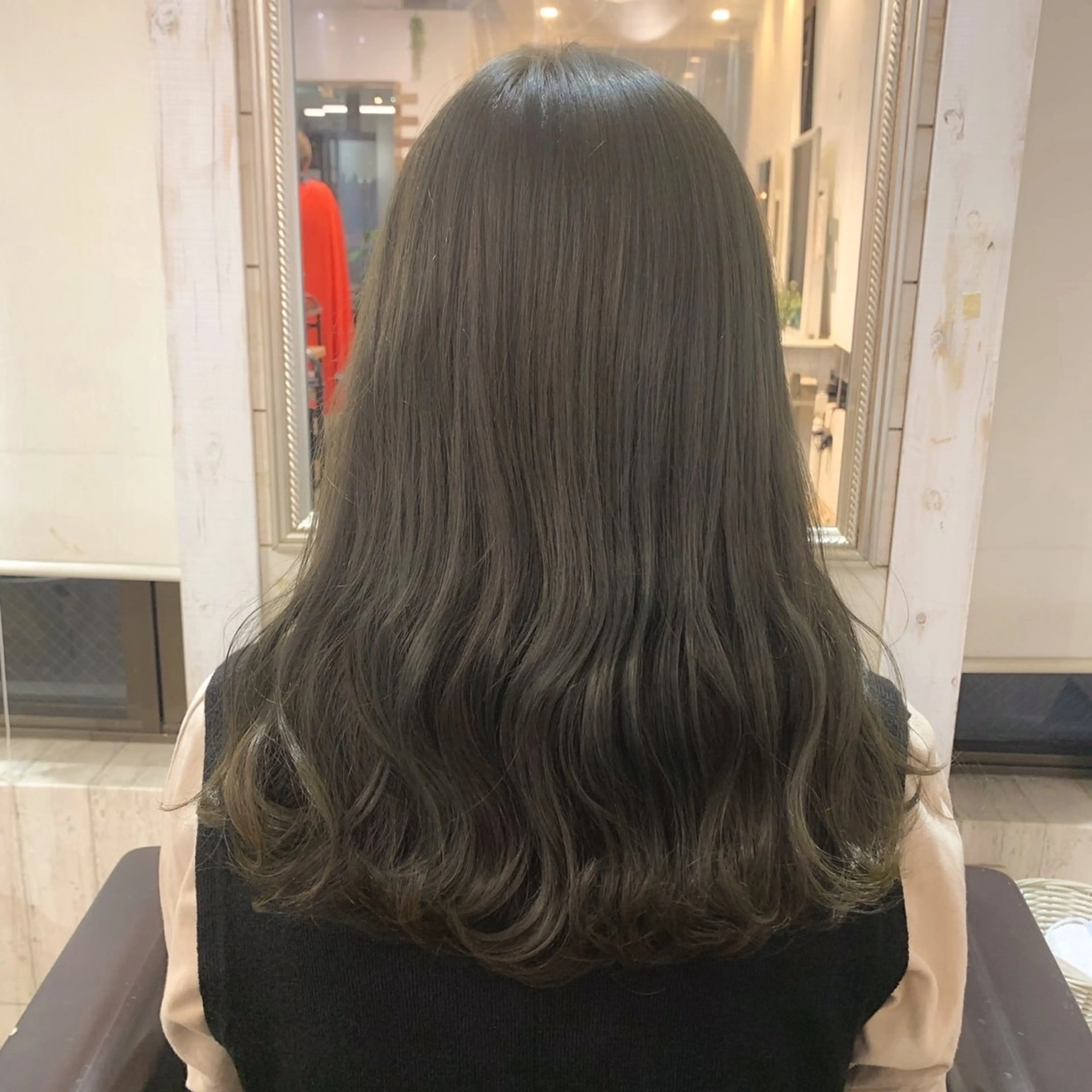 セミロング カラー グレージュ カーキグレージュ カット ヘアカラー トリートメント regalo Acari🍎のヘアスタイル