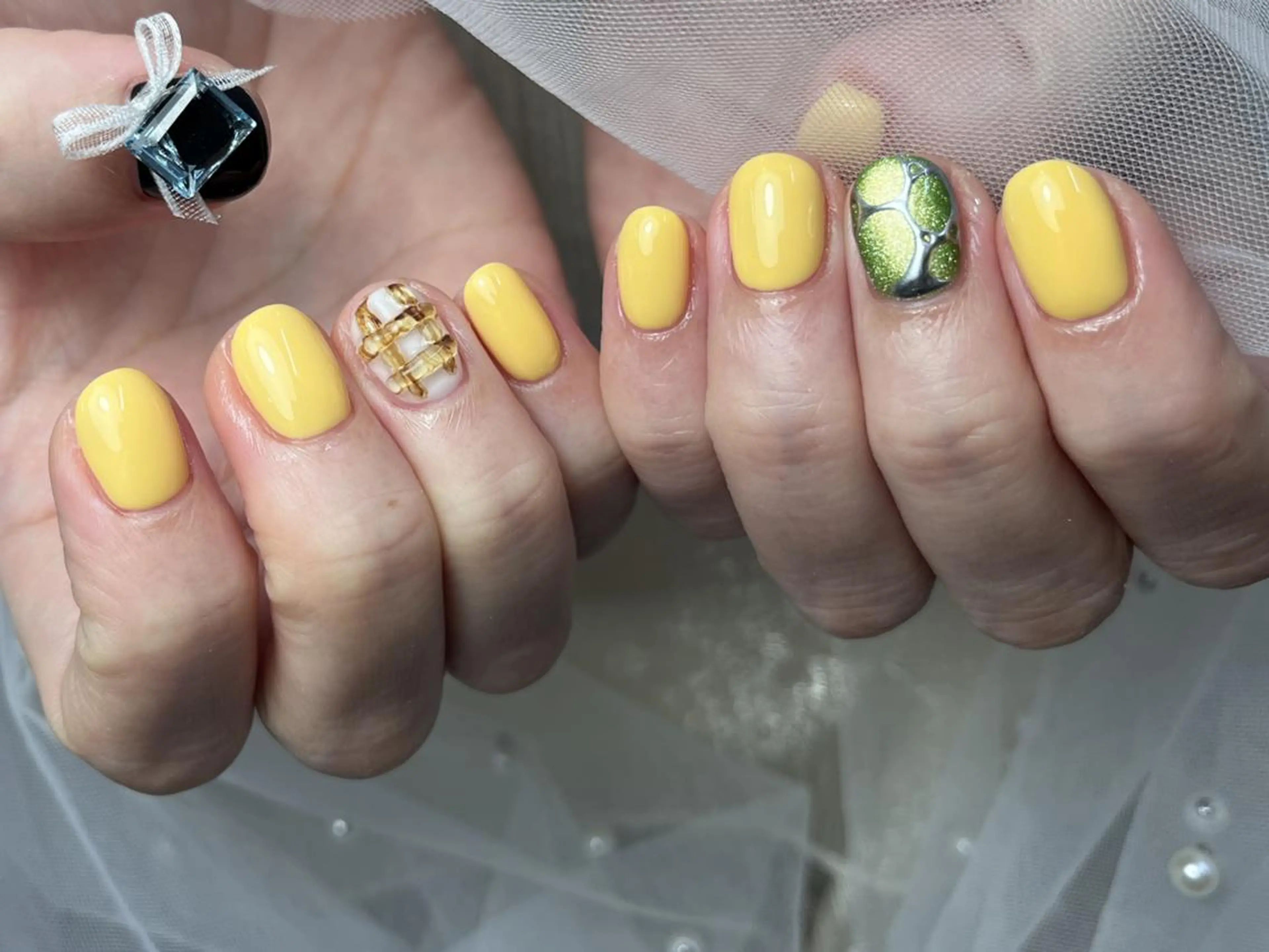 ネイル アートネイル シンプルネイル 黄色 ハンドネイル ToliyDeliy Nail Salonのネイルデザイン