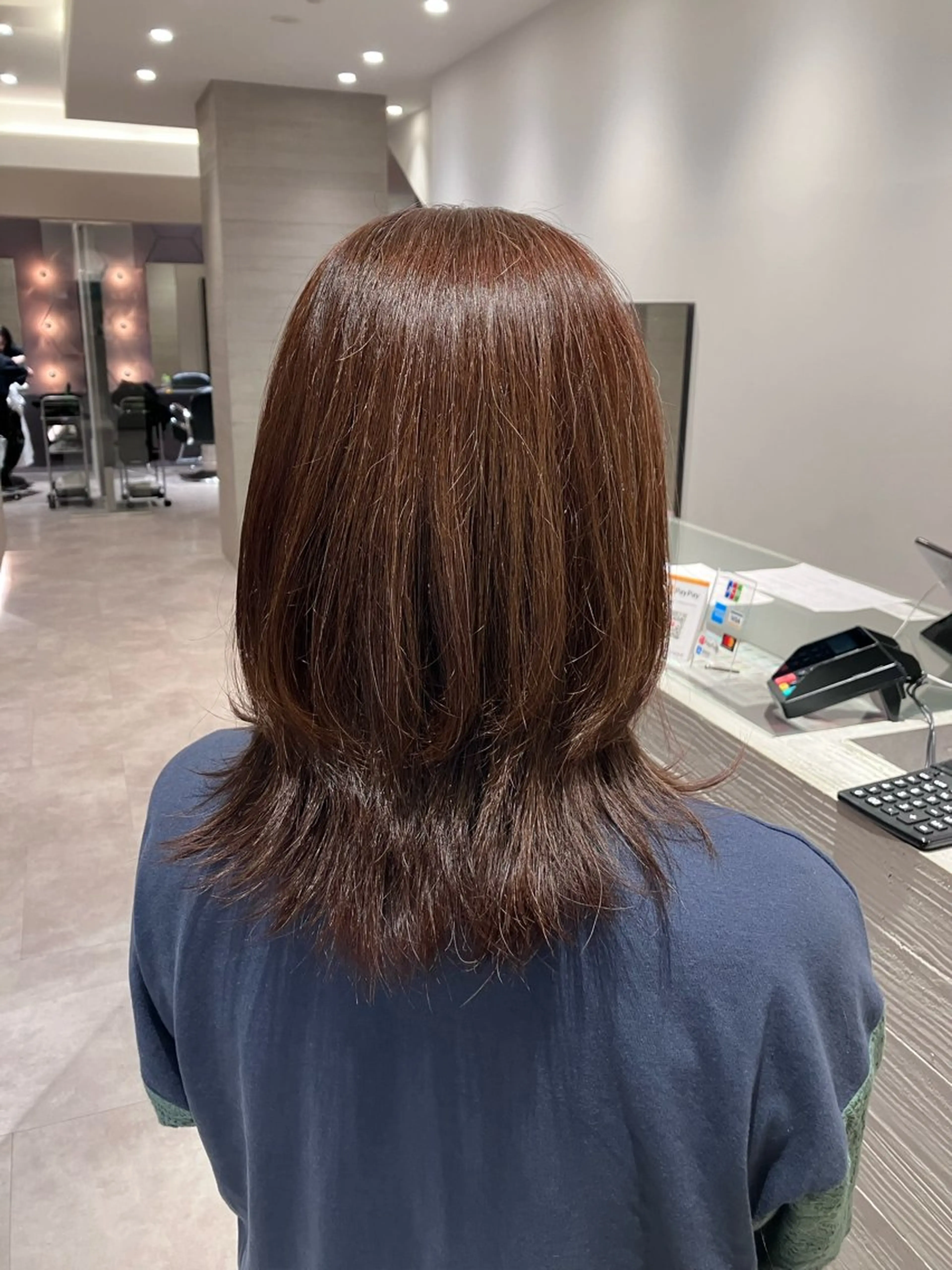 ミディアム カラー ベージュカラー レイヤーカット サキ🤍ハイトーン 🩰くびれ巻きヘアのヘアスタイル