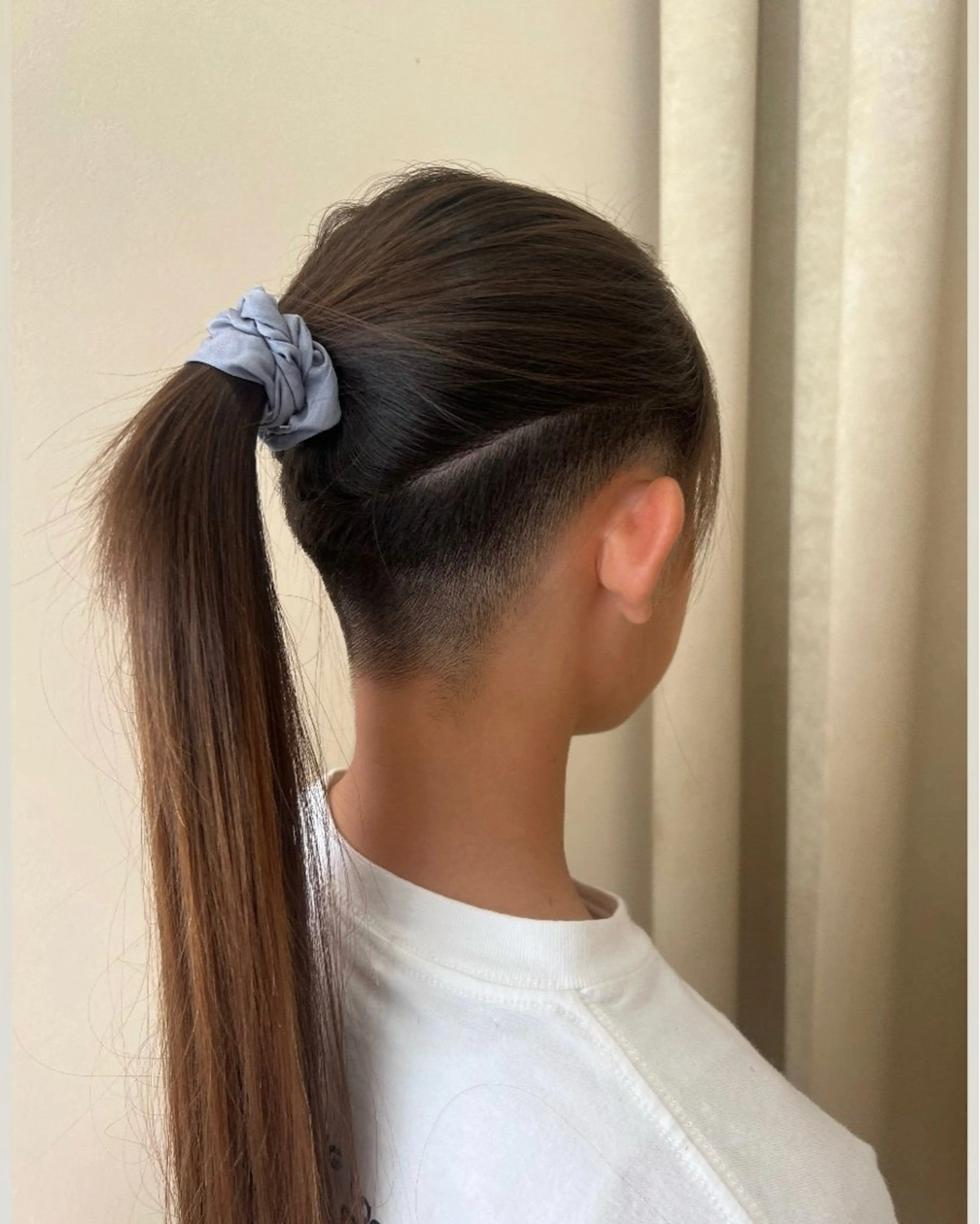 ロング 刈り上げ カット 友田 未来のヘアスタイル