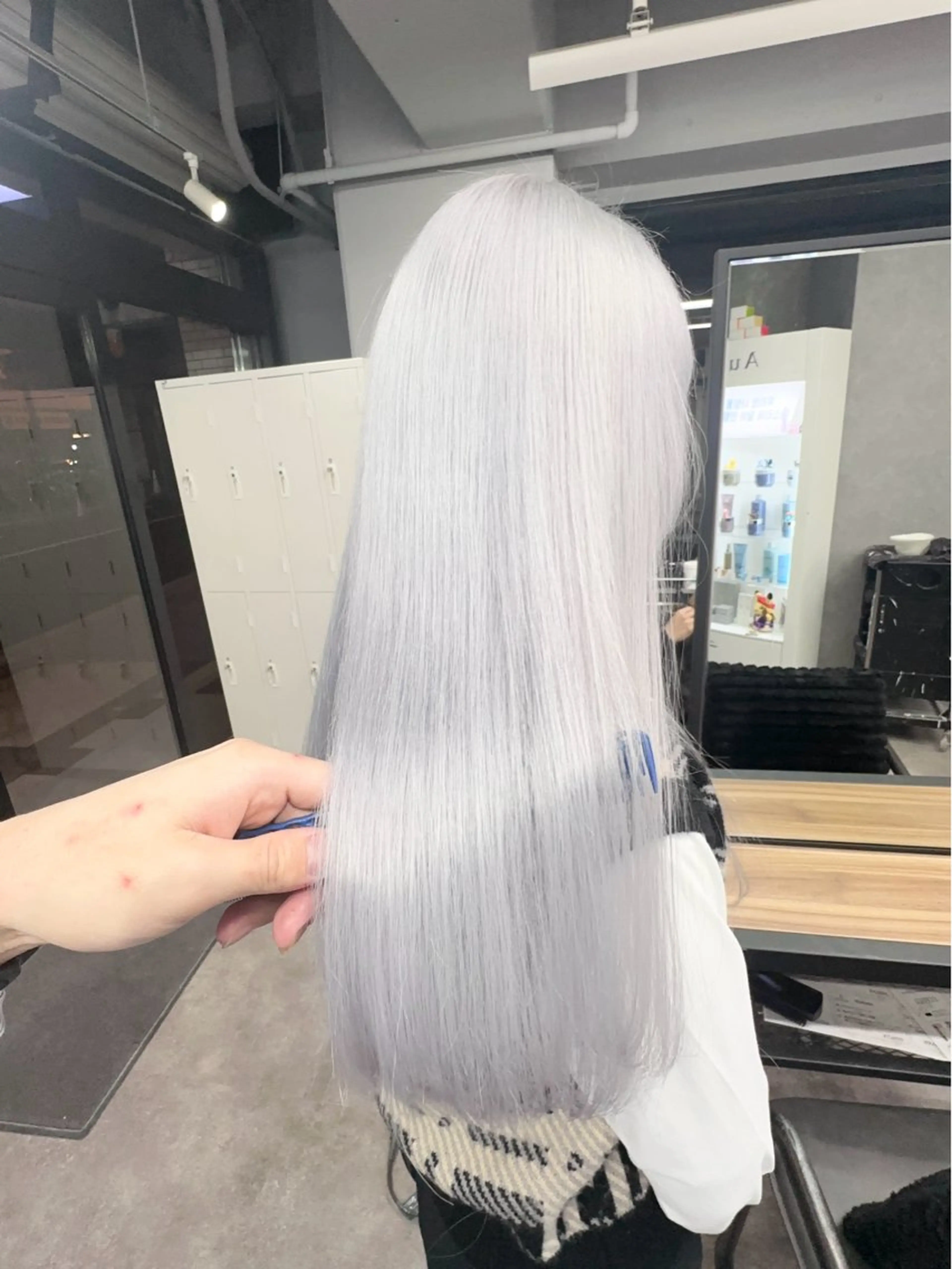 ロング 前髪カット🩶レイヤ ー🩶ハイトーン🩶のヘアスタイル