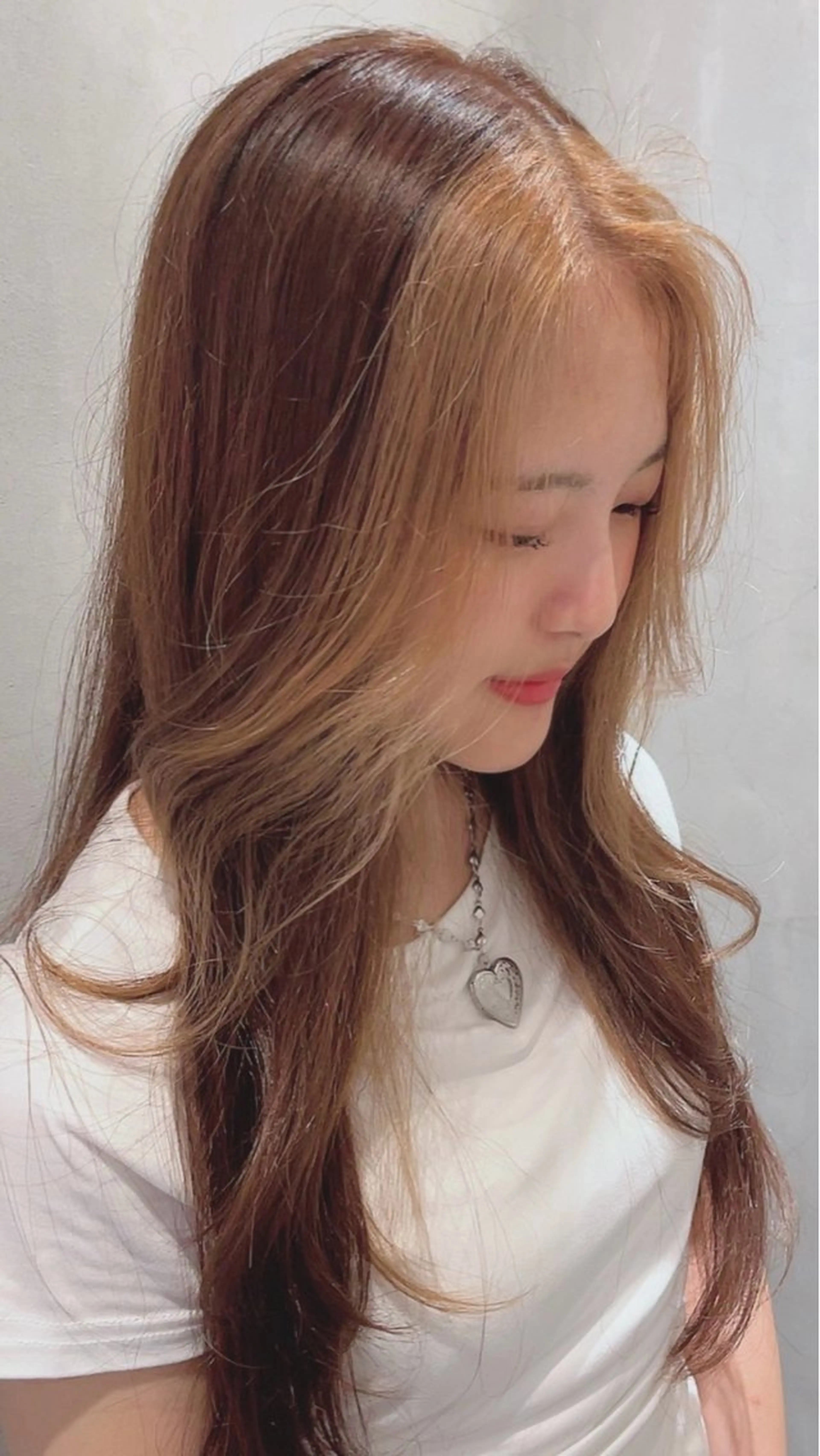 ミディアム ミストバング カット ヘアカラー ラフィスヘアードープ所属・レイヤーと透明感の アユカ 髪質改善のヘアスタイル