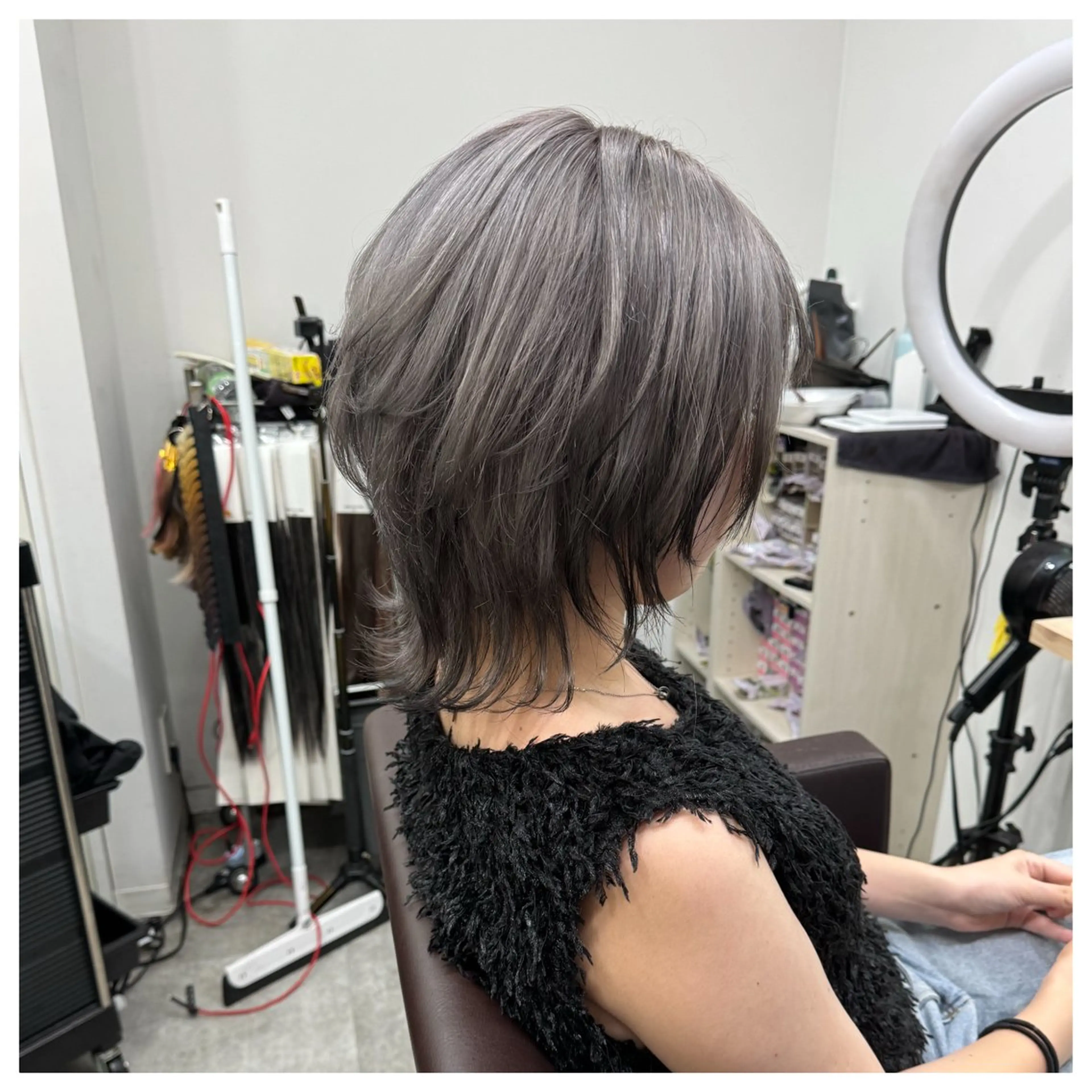 ショート カラー グレージュ ハイトーンカラー ハイトーングレージュ ウルフカット カット ヘアカラー トリートメント ショート・ハイトーン ズーキーのヘアスタイル
