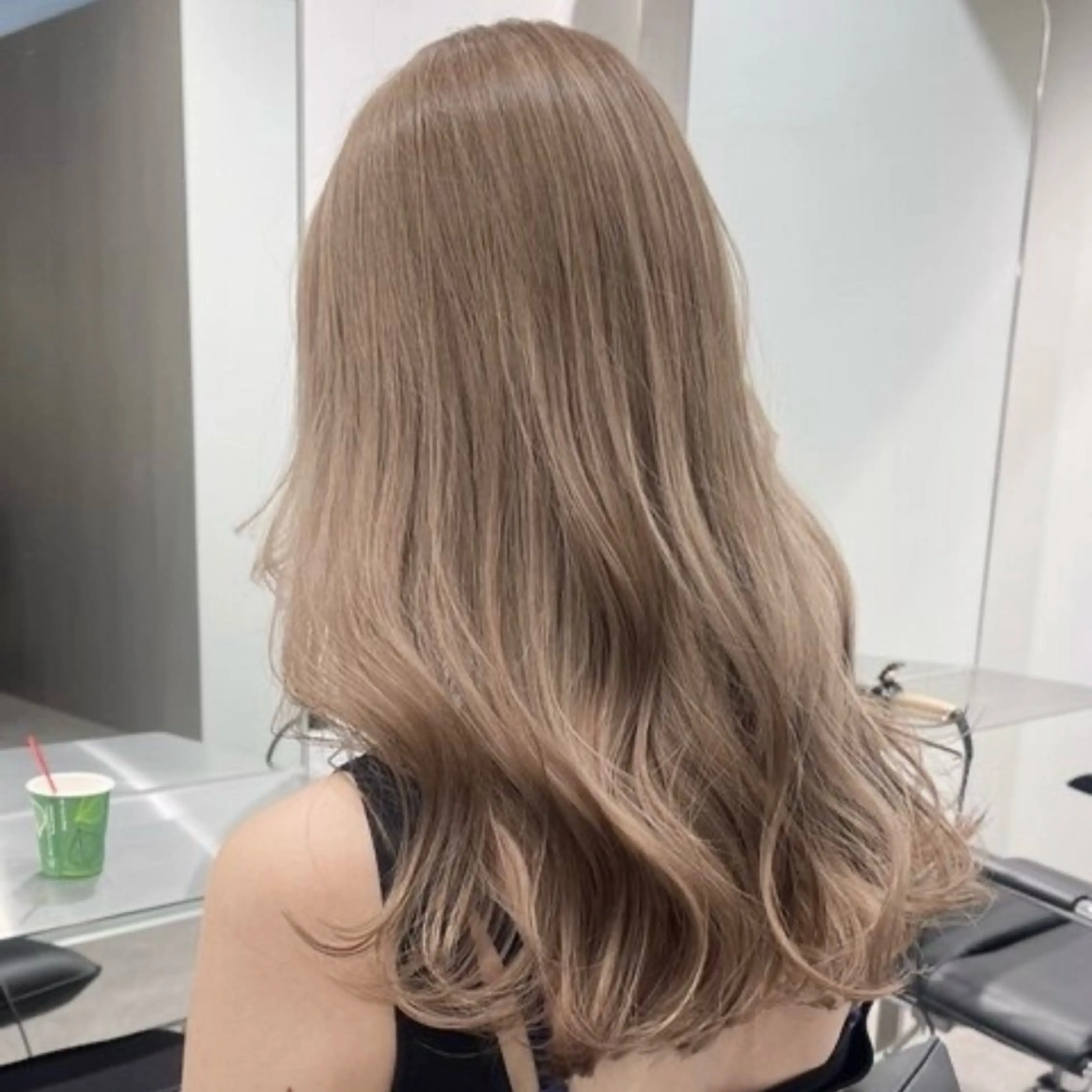 ロング カラー ベージュカラー ブリーチ ミルクティーベージュ ヘアカラー トリートメント cinq PROJECT所属・ミルクティーベージュ 🐱【Ryo】のヘアスタイル