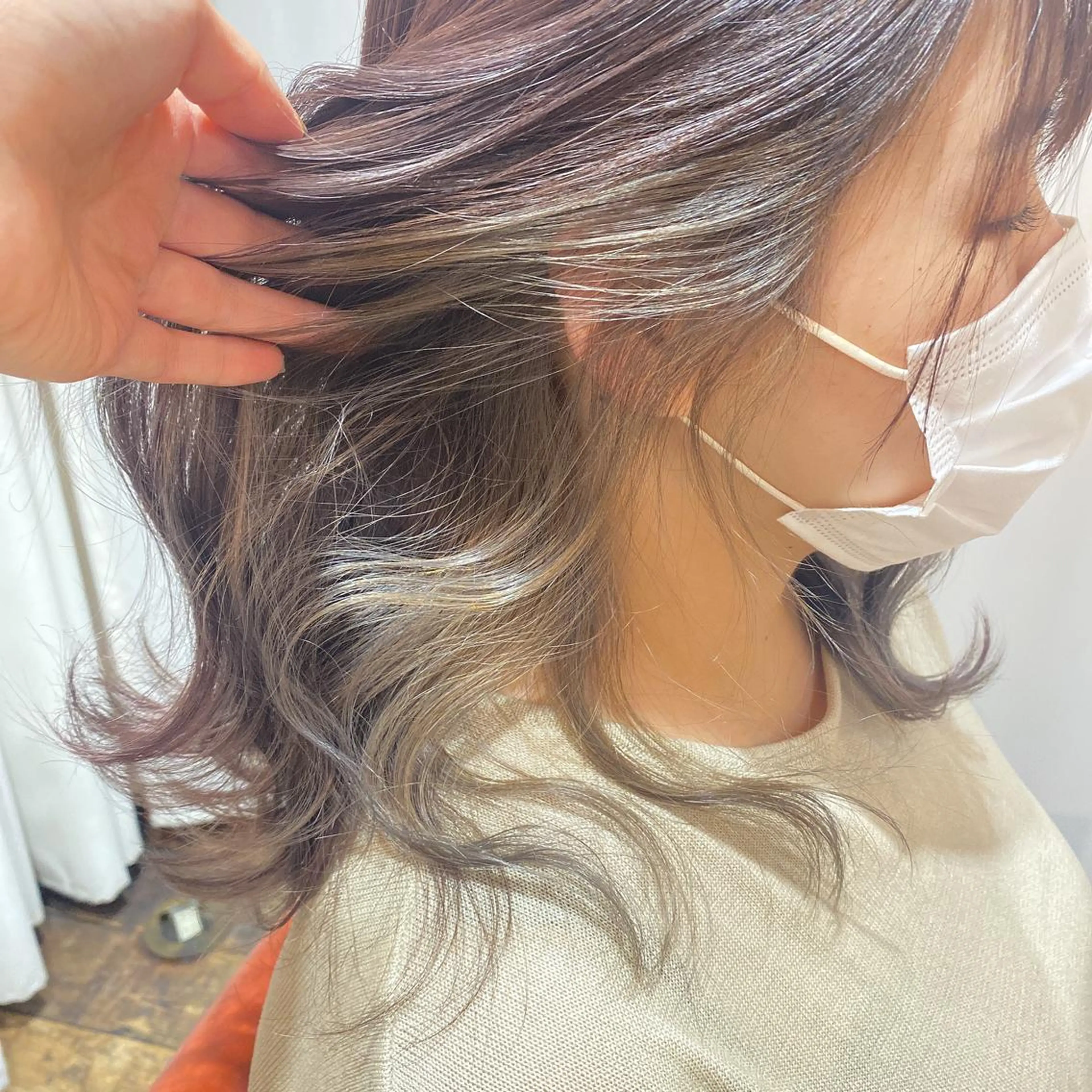 ミディアム カラー パーマ ヘアアレンジ メンズ キッズ ネイル マツエク・マツパ メンズインナーカラー インナーカラー ホワイト 暖色系/透明感 治野心のヘアスタイル
