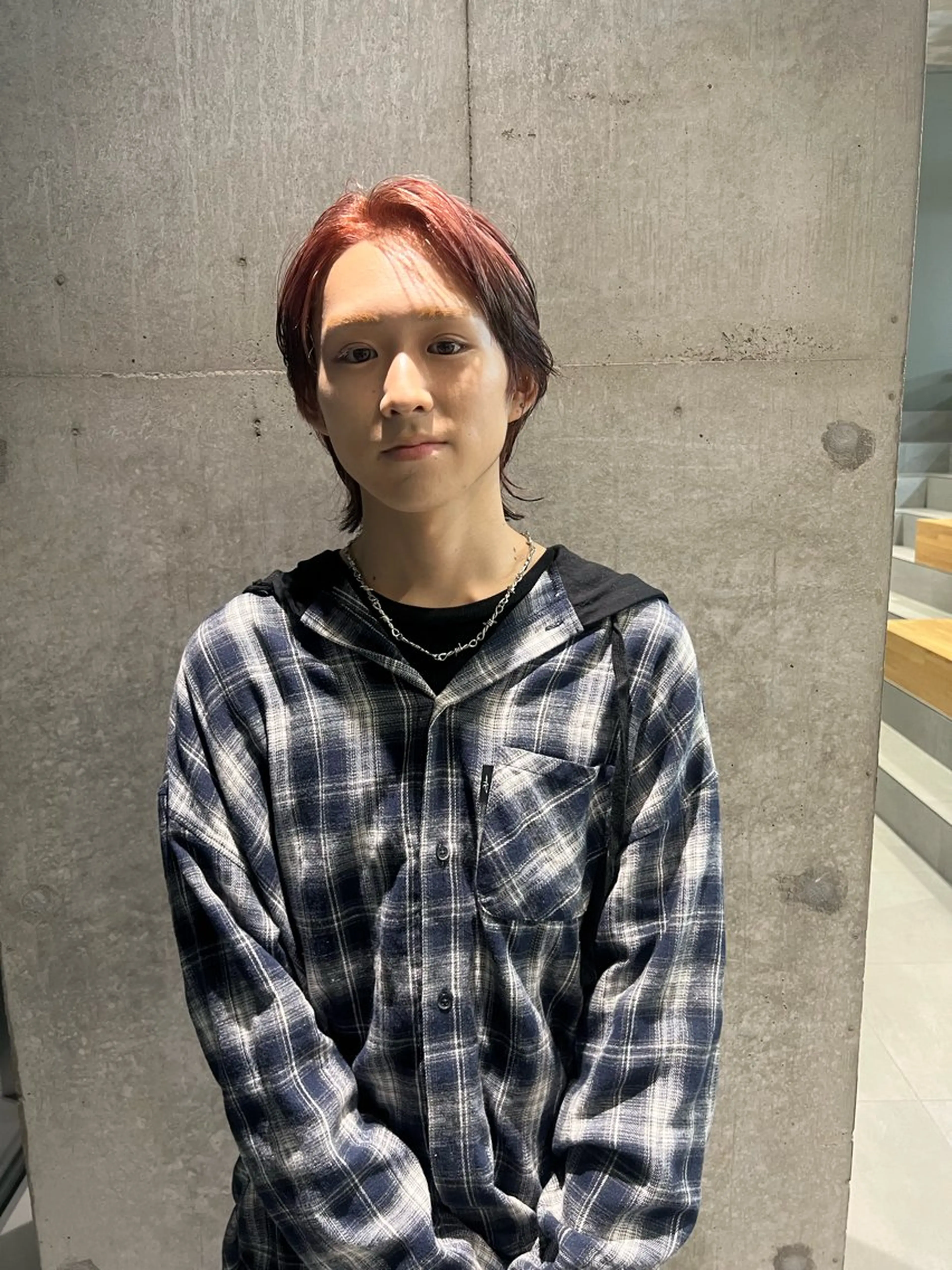 カラー メンズ メンズウルフカット 黒髪 ピンクカラー ウルフカット KENTO/ レイヤーカット/艶髪のヘアスタイル