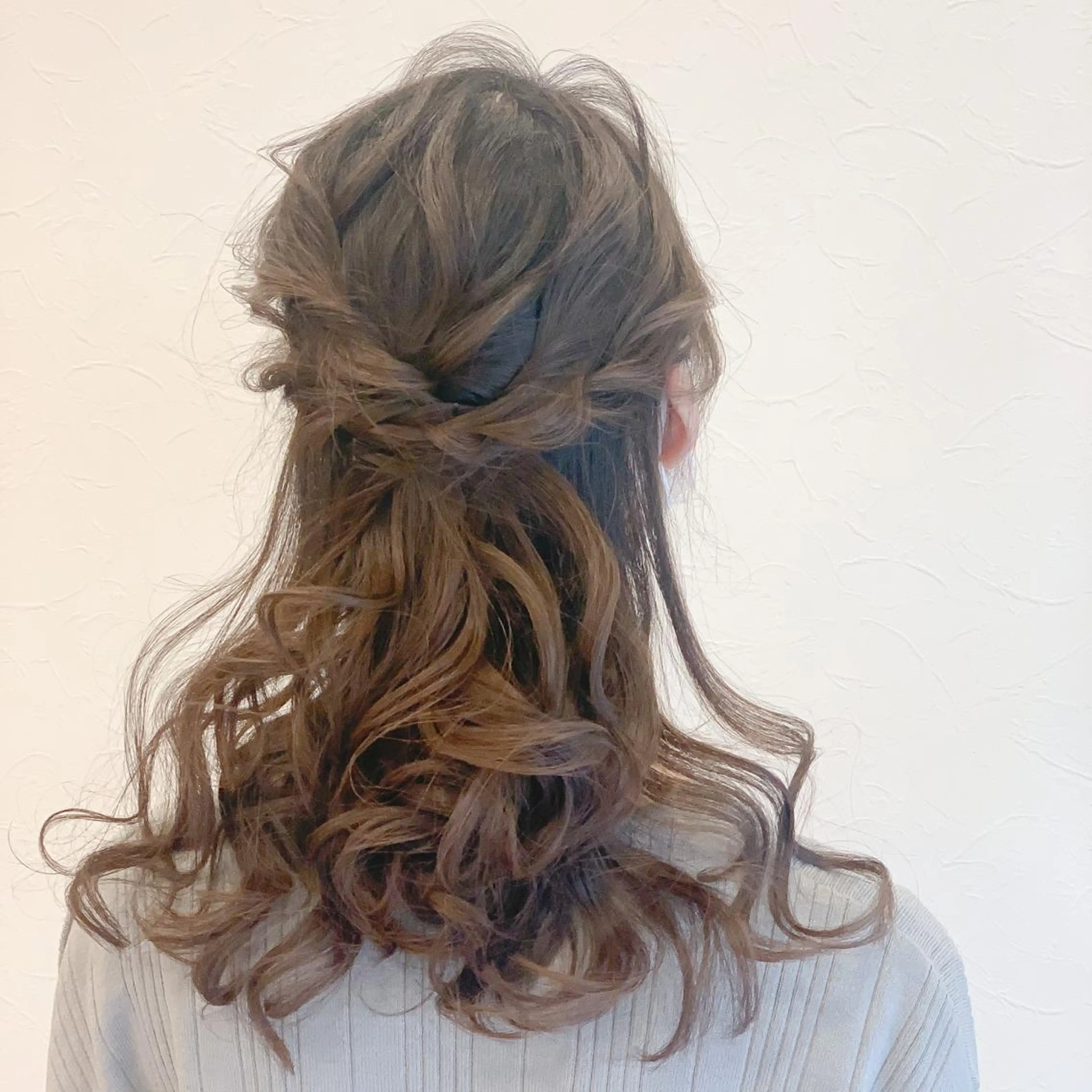 セミロング ヘアアレンジ ハーフアップ 飯塚 沙衣のヘアスタイル