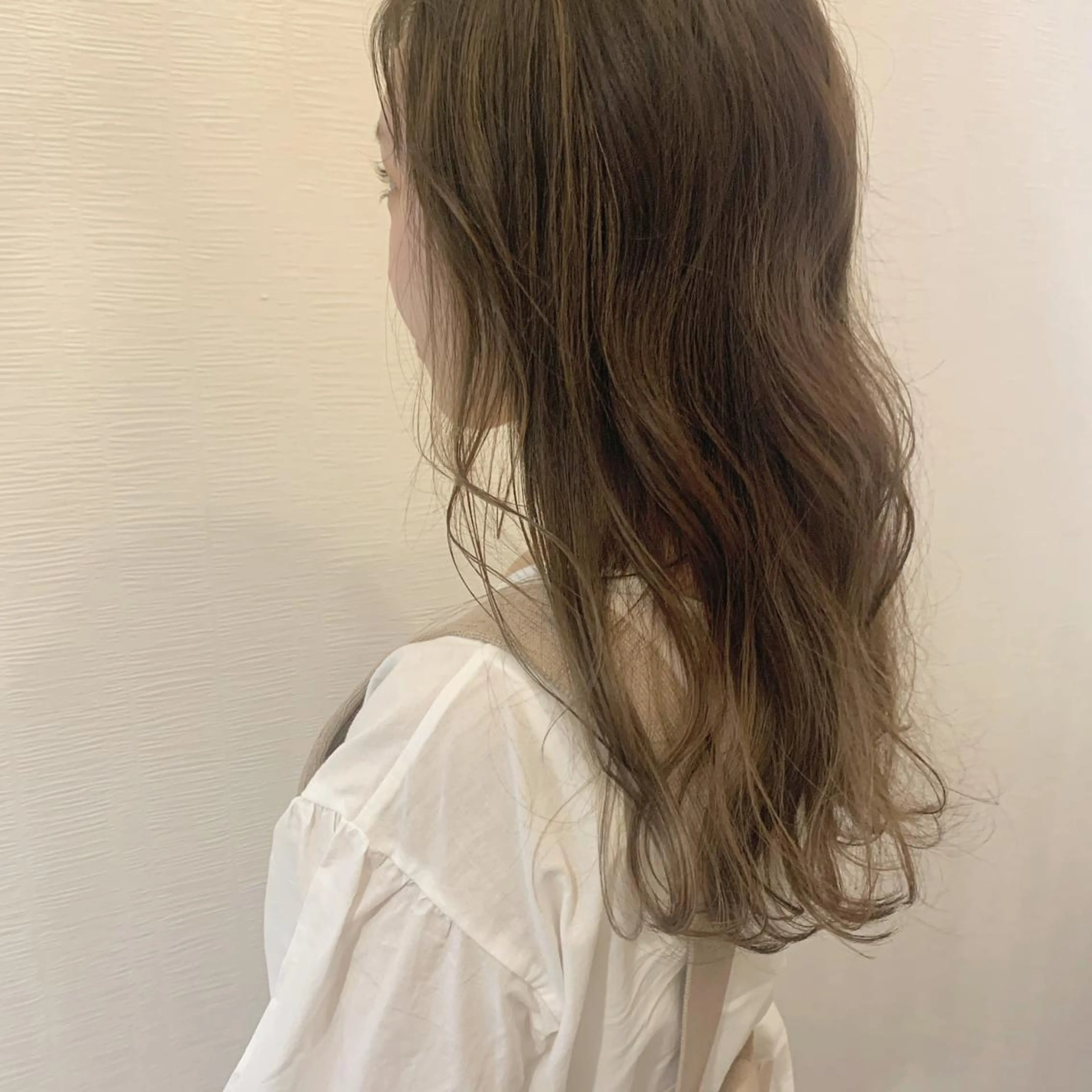 ロング カラー ベージュカラー ブリーチ 透明感カラー グラデーションカラー ミルクティーベージュ toiro by lien hair atelier所属・池田 真由美のヘアスタイル