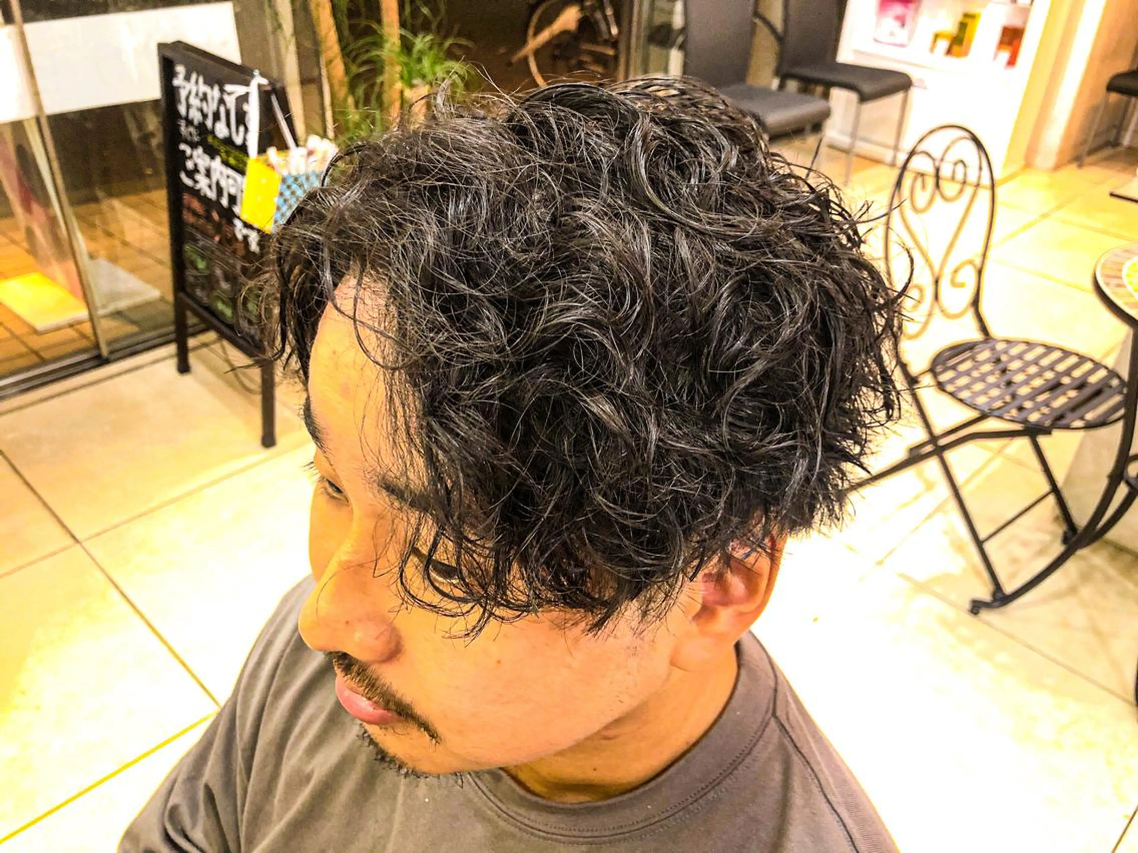 ミディアム パーマ メンズ ミディアムパーマ センターパート メンズパーマ スパイラルパーマ カット パーマ 毛流れヘアの達人 店長　須田龍世のヘアスタイル