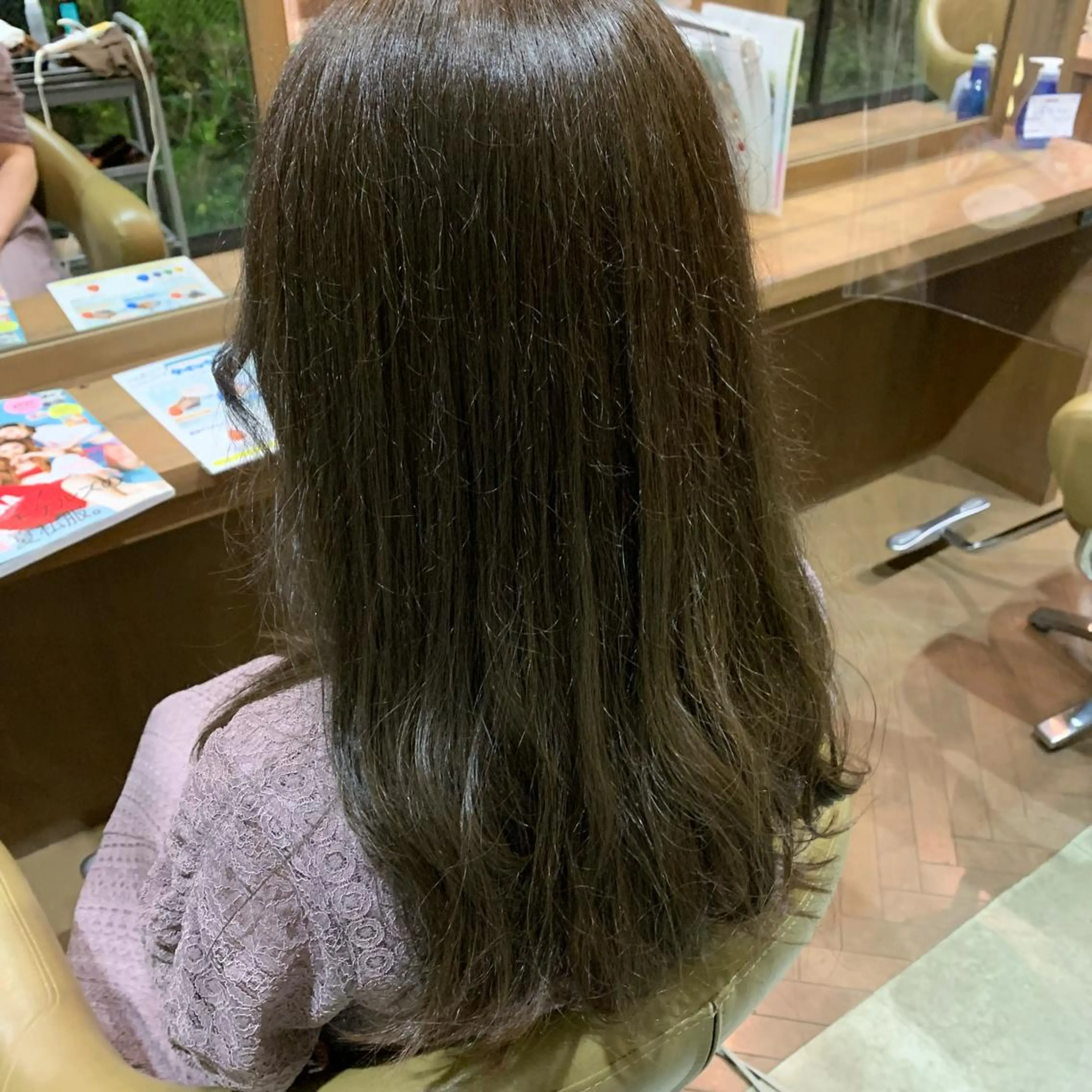 ロング カラー ベージュカラー オリーブベージュ 礒谷 夏帆のヘアスタイル