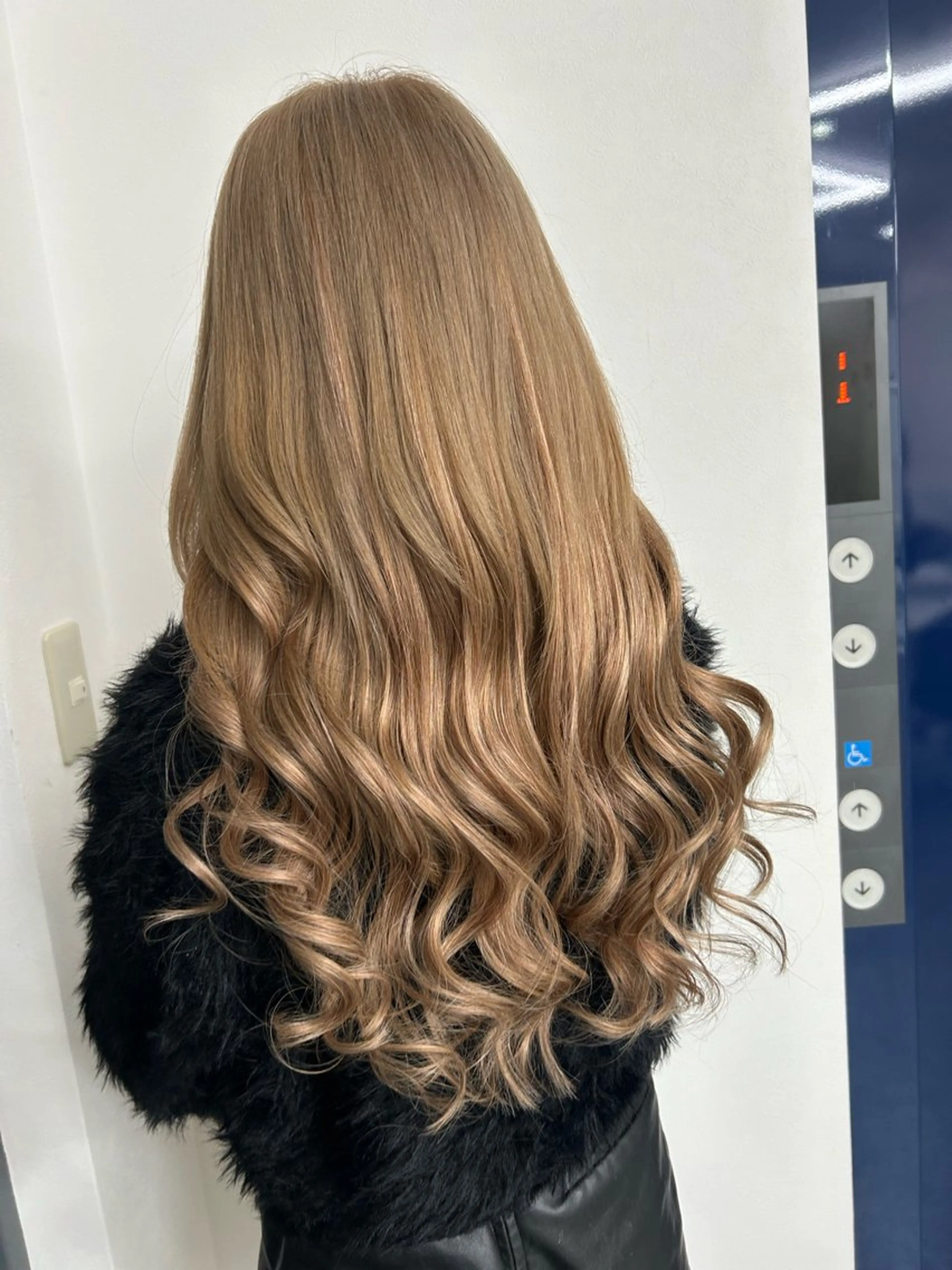 ロング カラー シールエクステ バレイヤージュ ベージュカラー ブロンド ブロンドベージュ alpha. カラーエクステ下妻のヘアスタイル