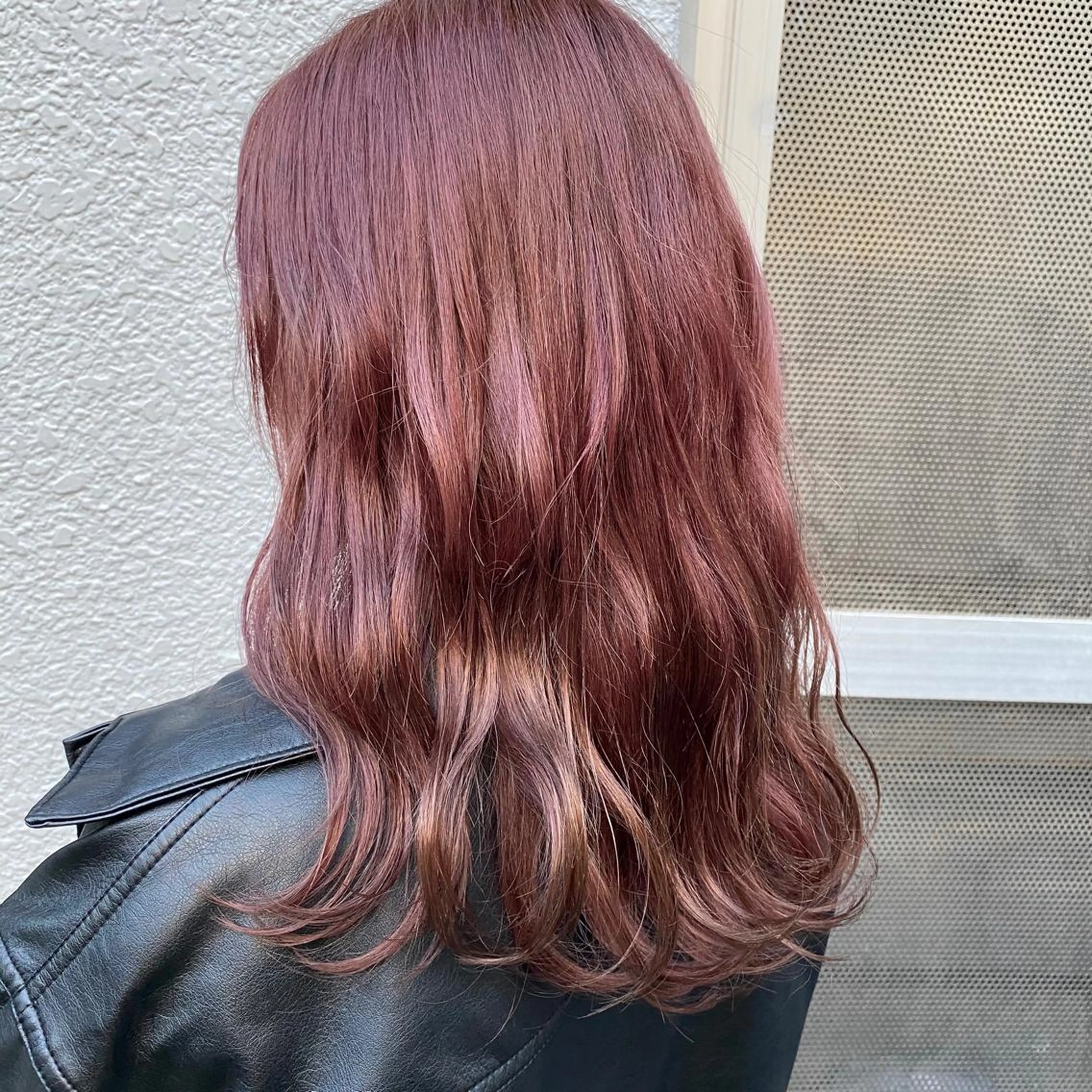 セミロング カラー ローズカラー ヘアカラー エクステ ハイトーン 💭黒崎ハルカのヘアスタイル