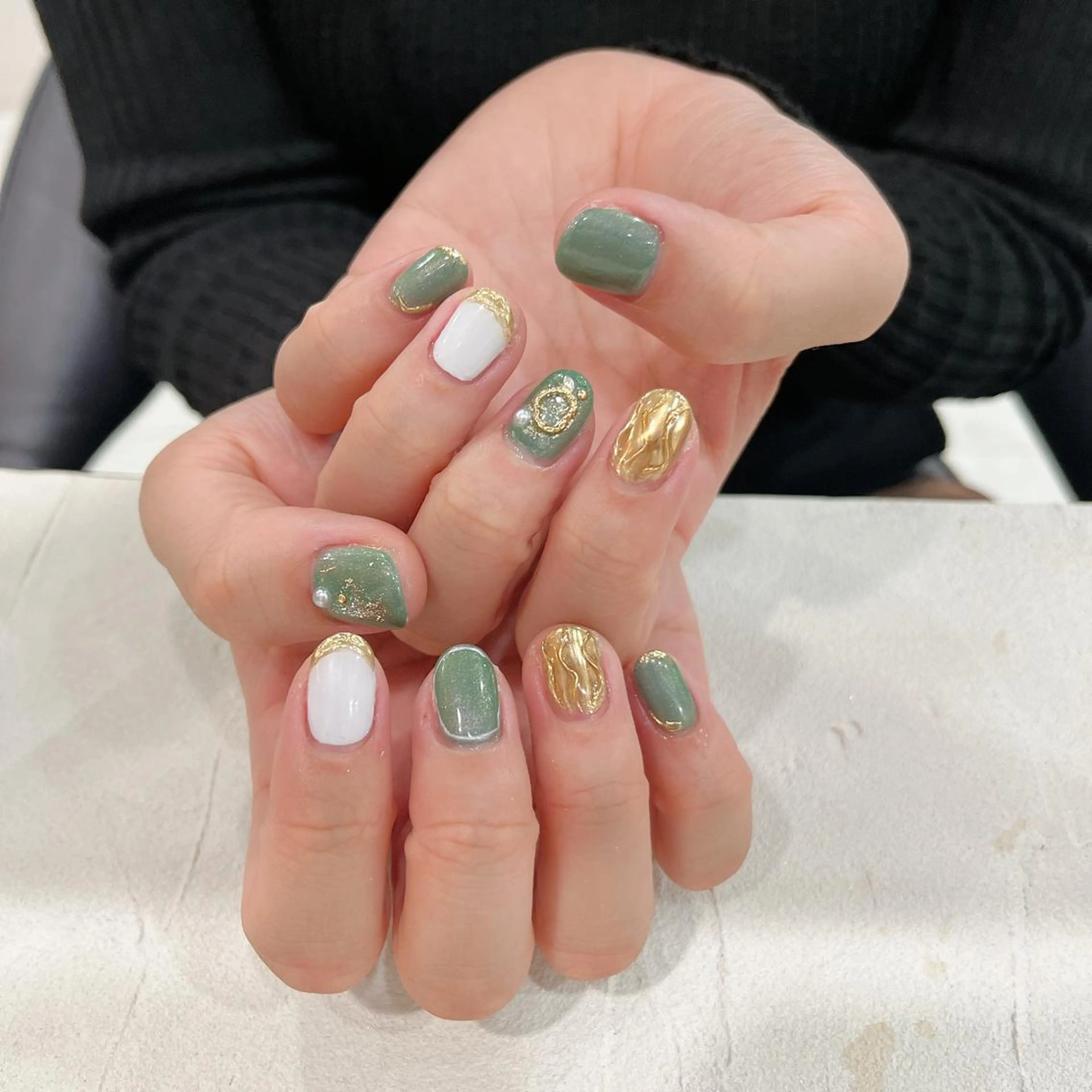 ネイル アートネイル 成人式 ゴールド グリーン Bianca TORII🌞のネイルデザイン