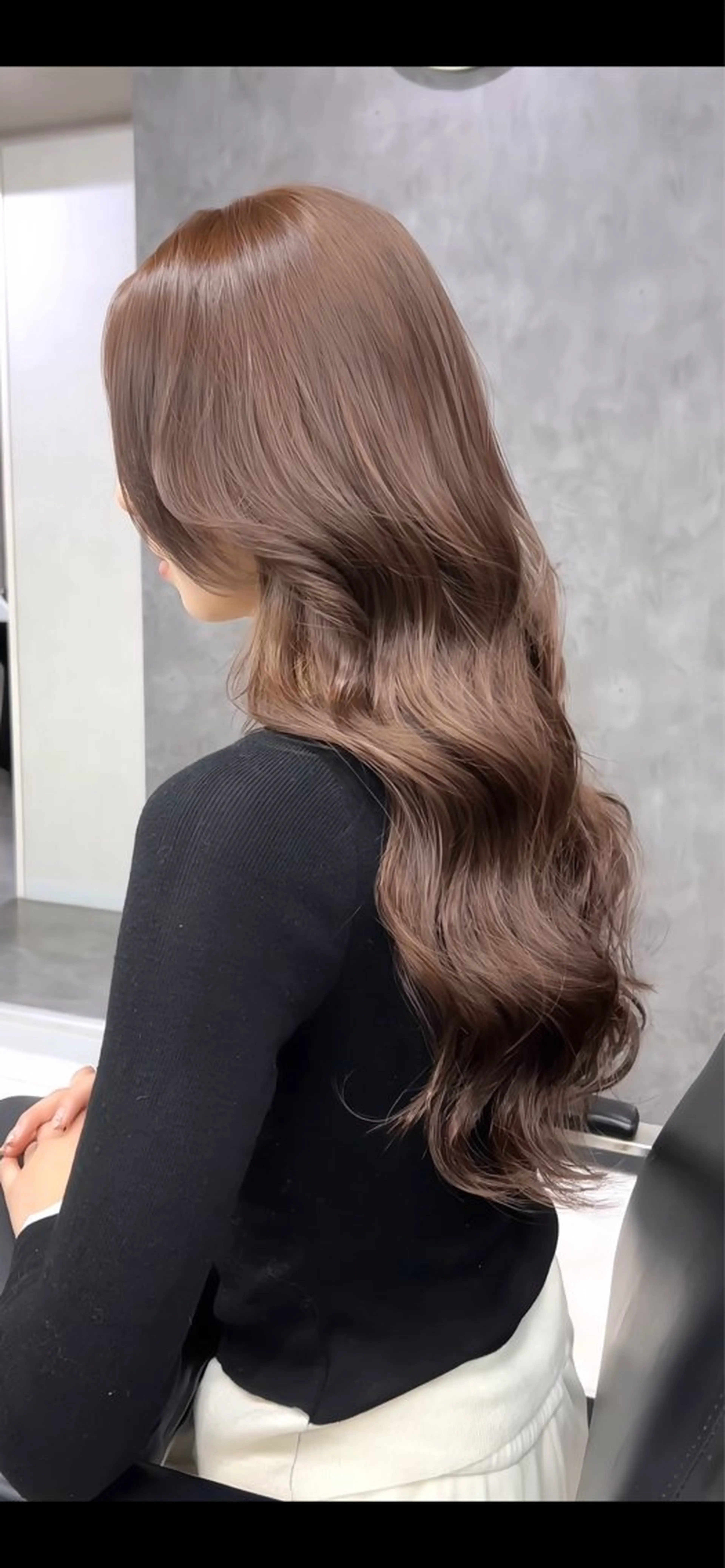 セミロング カラー ブラウンカラー ミルクティーブラウン Kvell&Co.所属・ハイトーン カラーのヘアスタイル