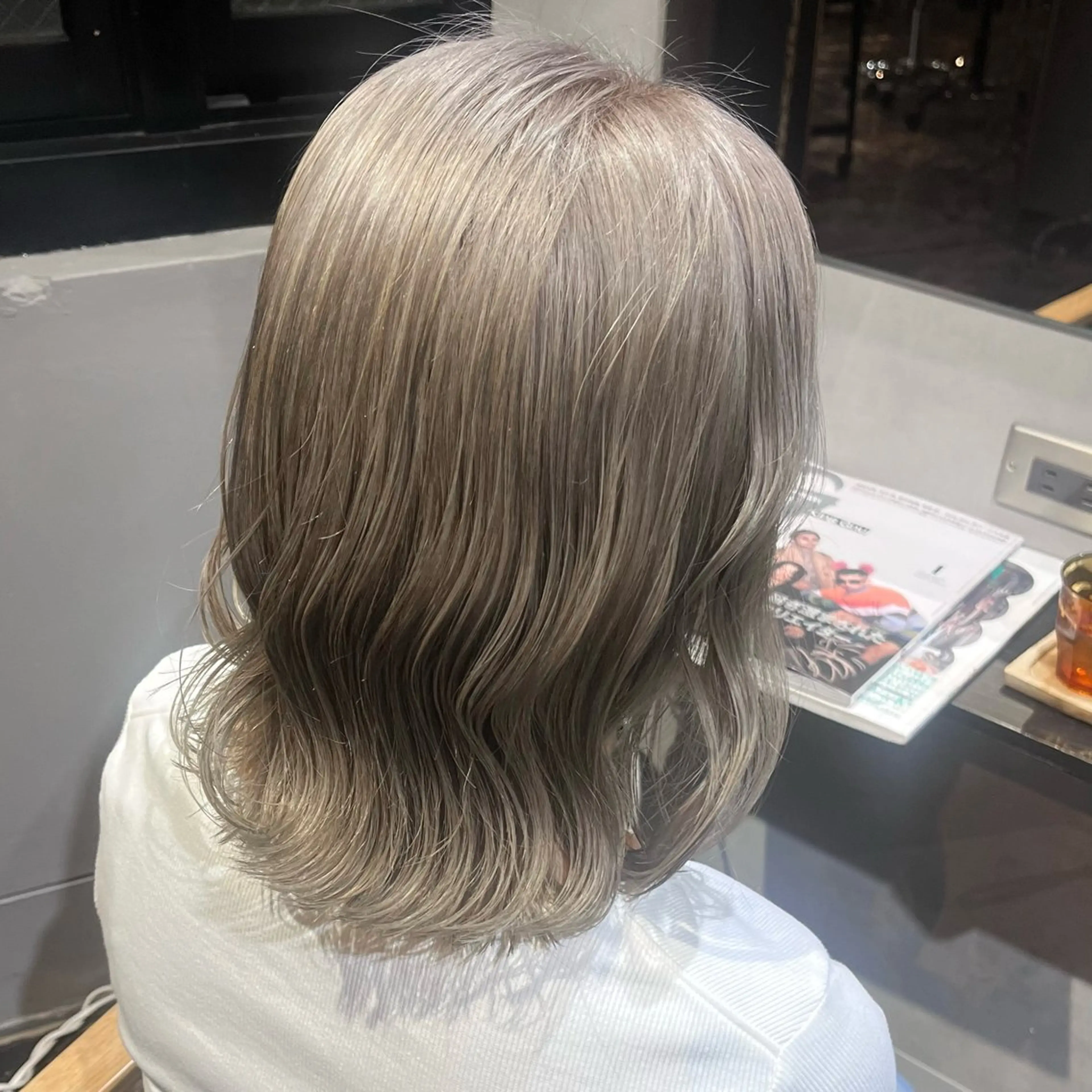 ショート カラー ブリーチ カット ヘアカラー トリートメント 伊藤 玲衣のヘアスタイル