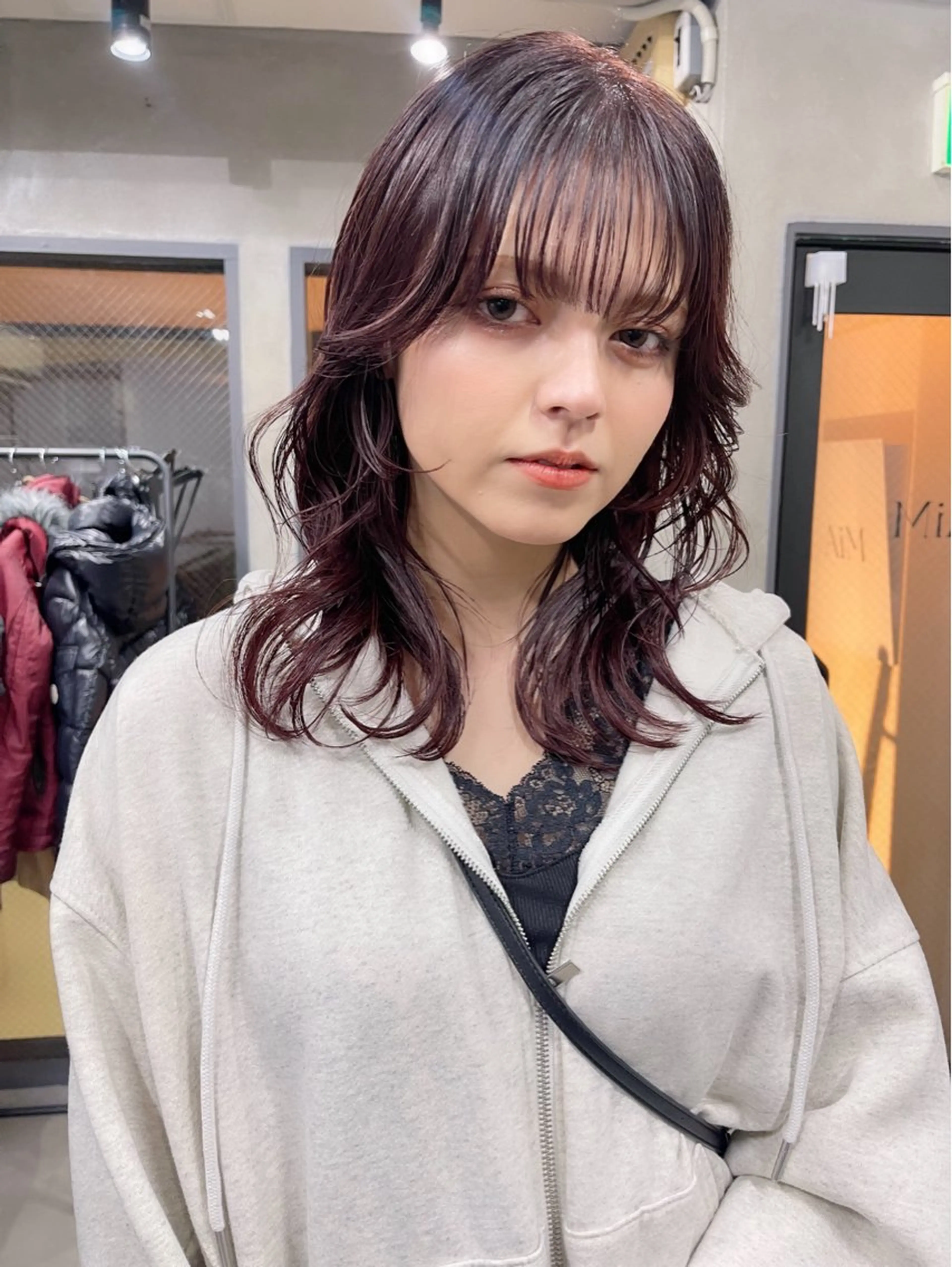 ミディアム カラー ミディアムレイヤー ラベンダーカラー レイヤーカット カット ヘアカラー トリートメント AiM 大名のヘアスタイル