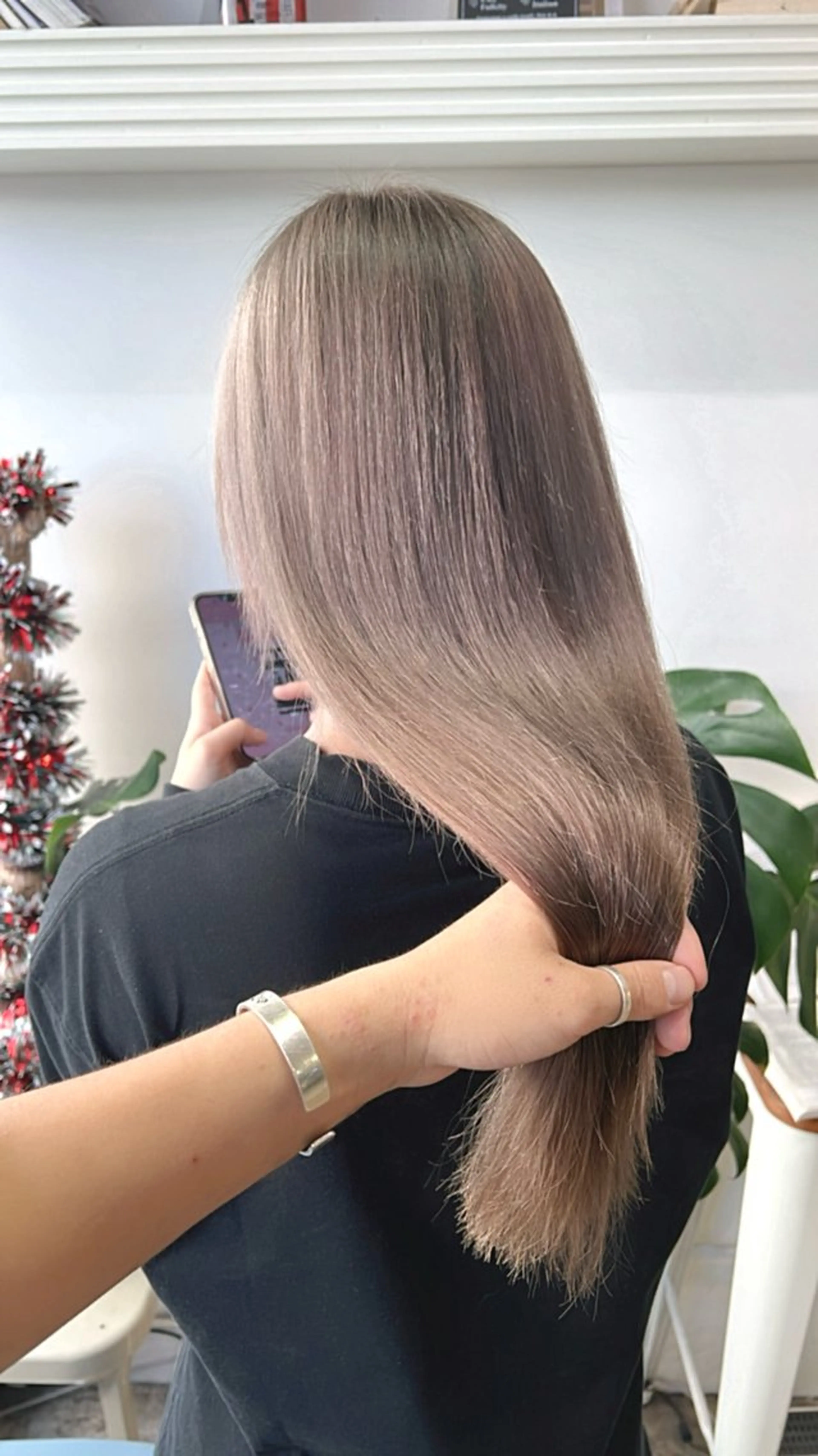 セミロング カラー ヘアアレンジ ベージュカラー ミルクティーベージュ ヘアカラー トリートメント ヘッドスパ ヘアセット 山口 竣也のヘアスタイル