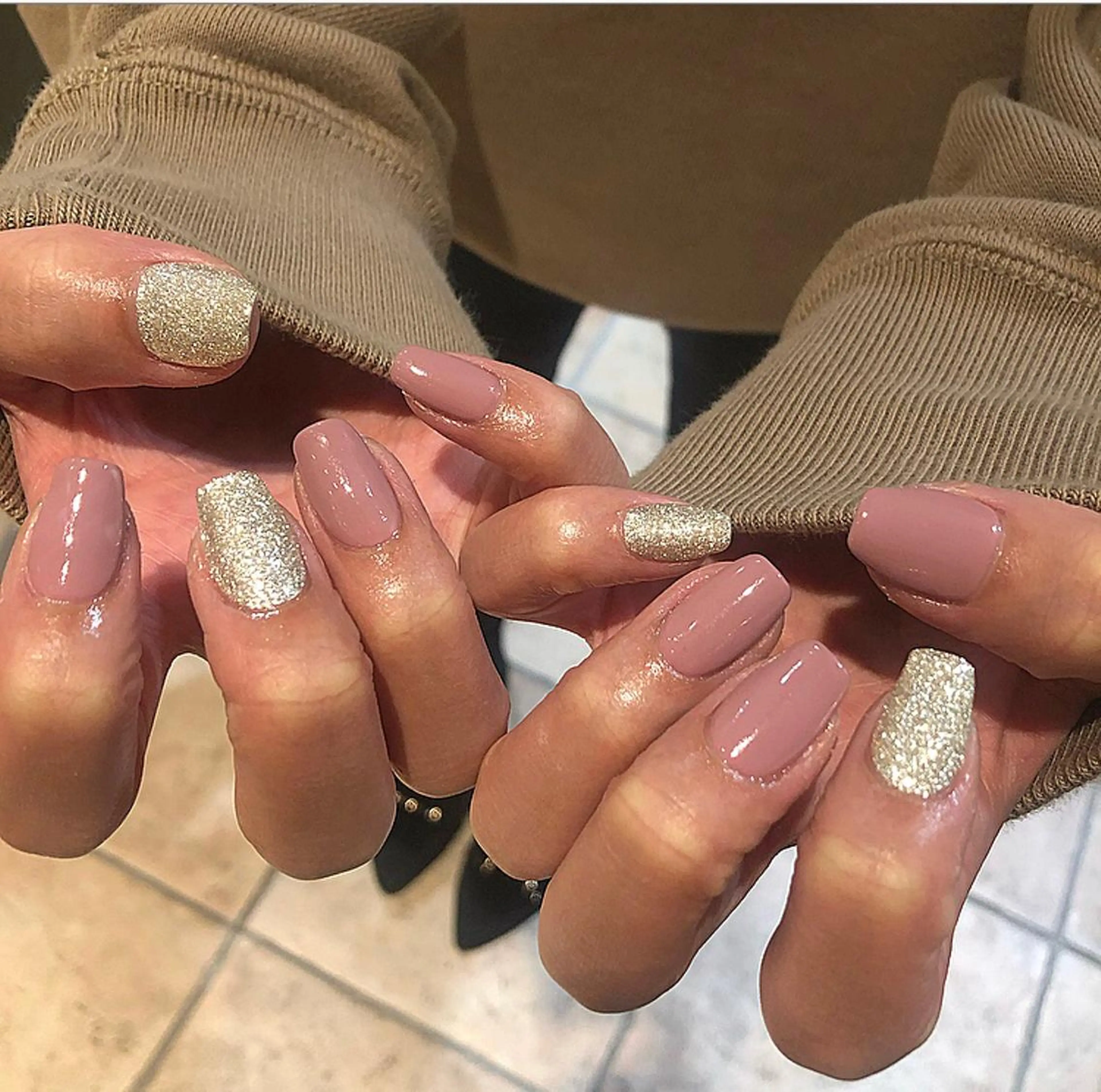 ネイル ゴールド ピンク 椎葉 麻里矢のネイルデザイン