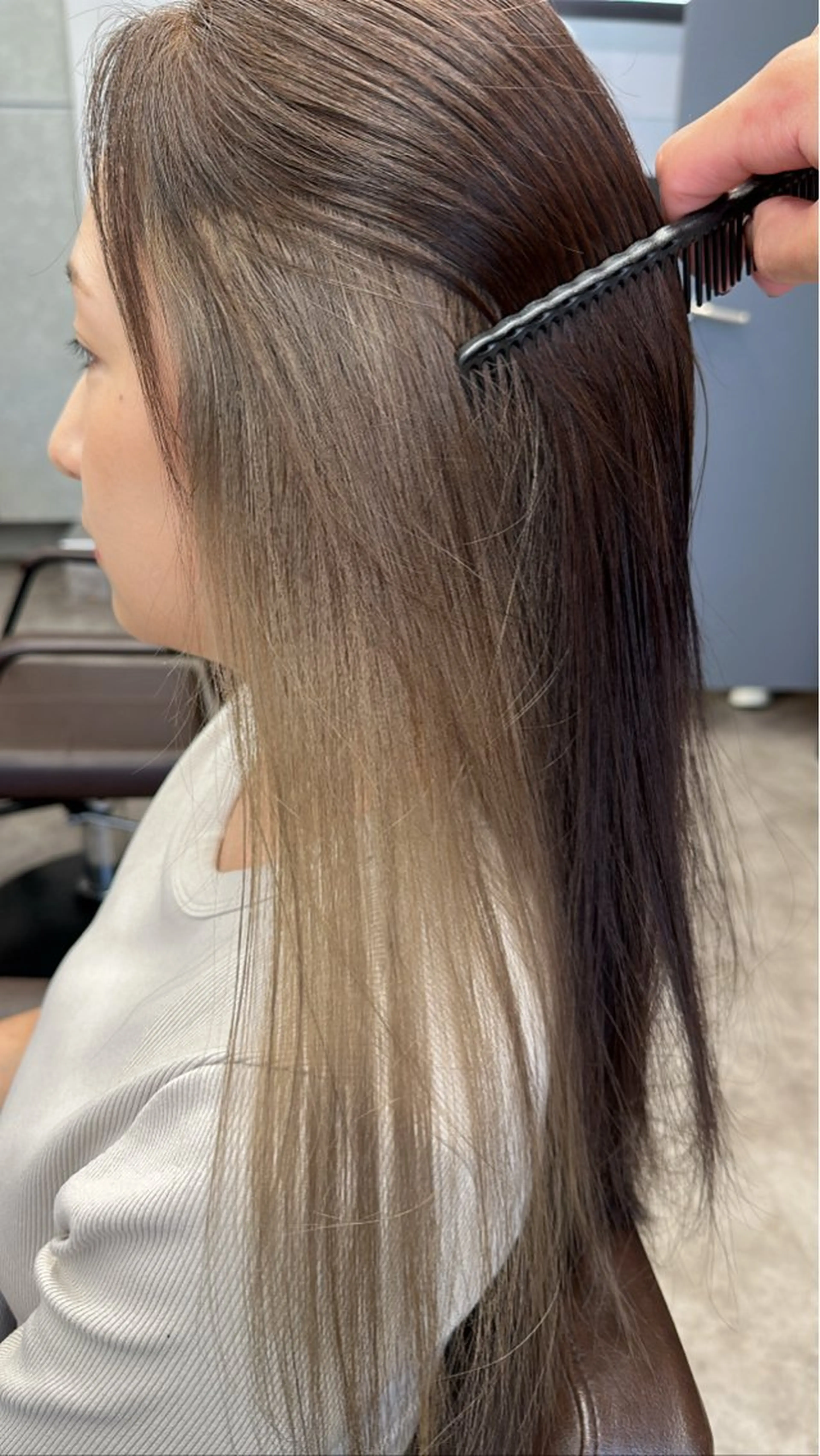 ロング カラー ブリーチ グレージュ ミルクティーグレージュ ヘアカラー トリートメント yu-ki レイヤー/ブリーチのヘアスタイル