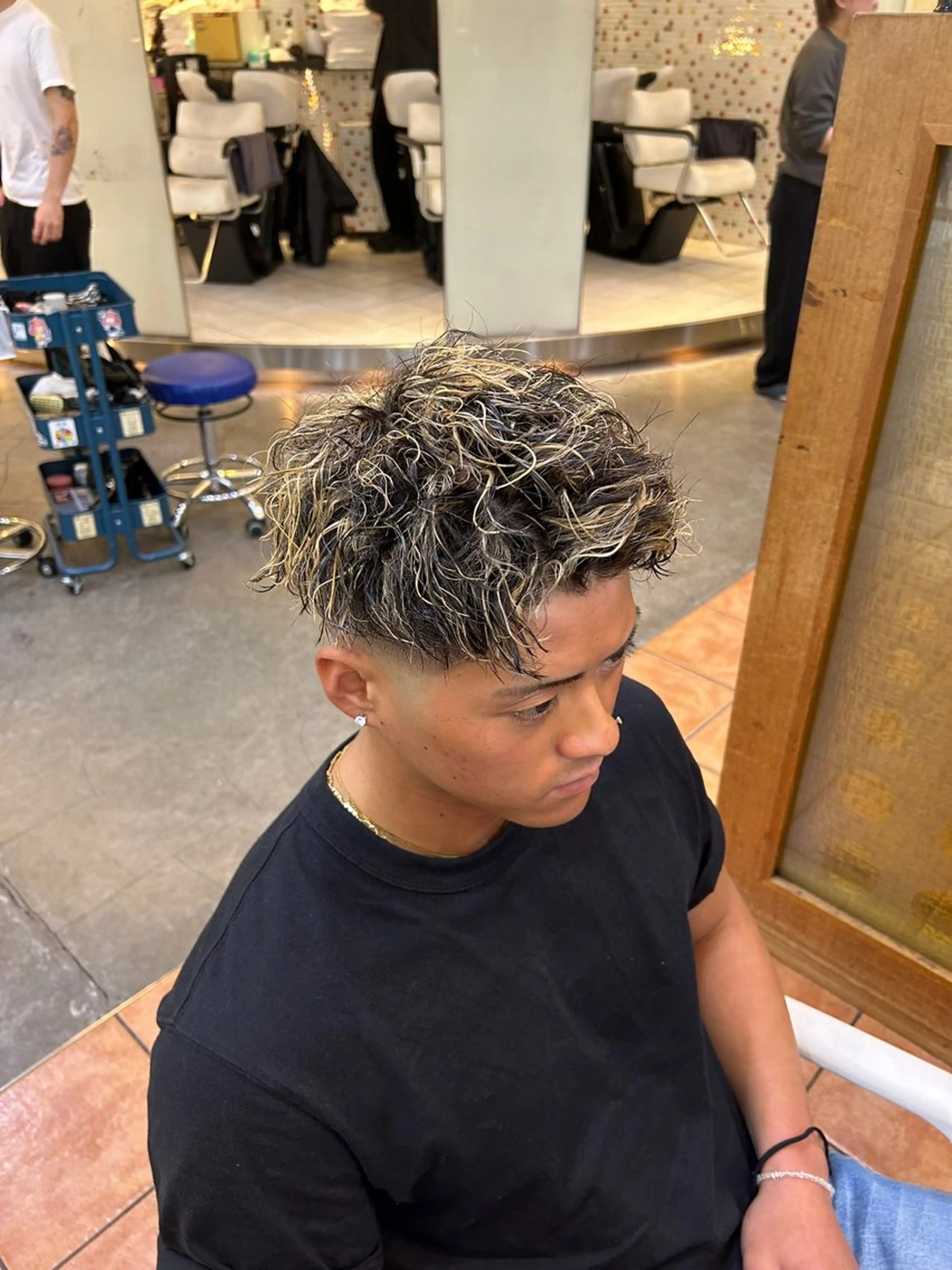 カラー パーマ メンズ メンズハイライト メンズメッシュ メンズパーマ メンズツイストパーマ ハイライトカラー カット ヘアカラー パーマ メンズパーマ/ ハイライト Tumのヘアスタイル