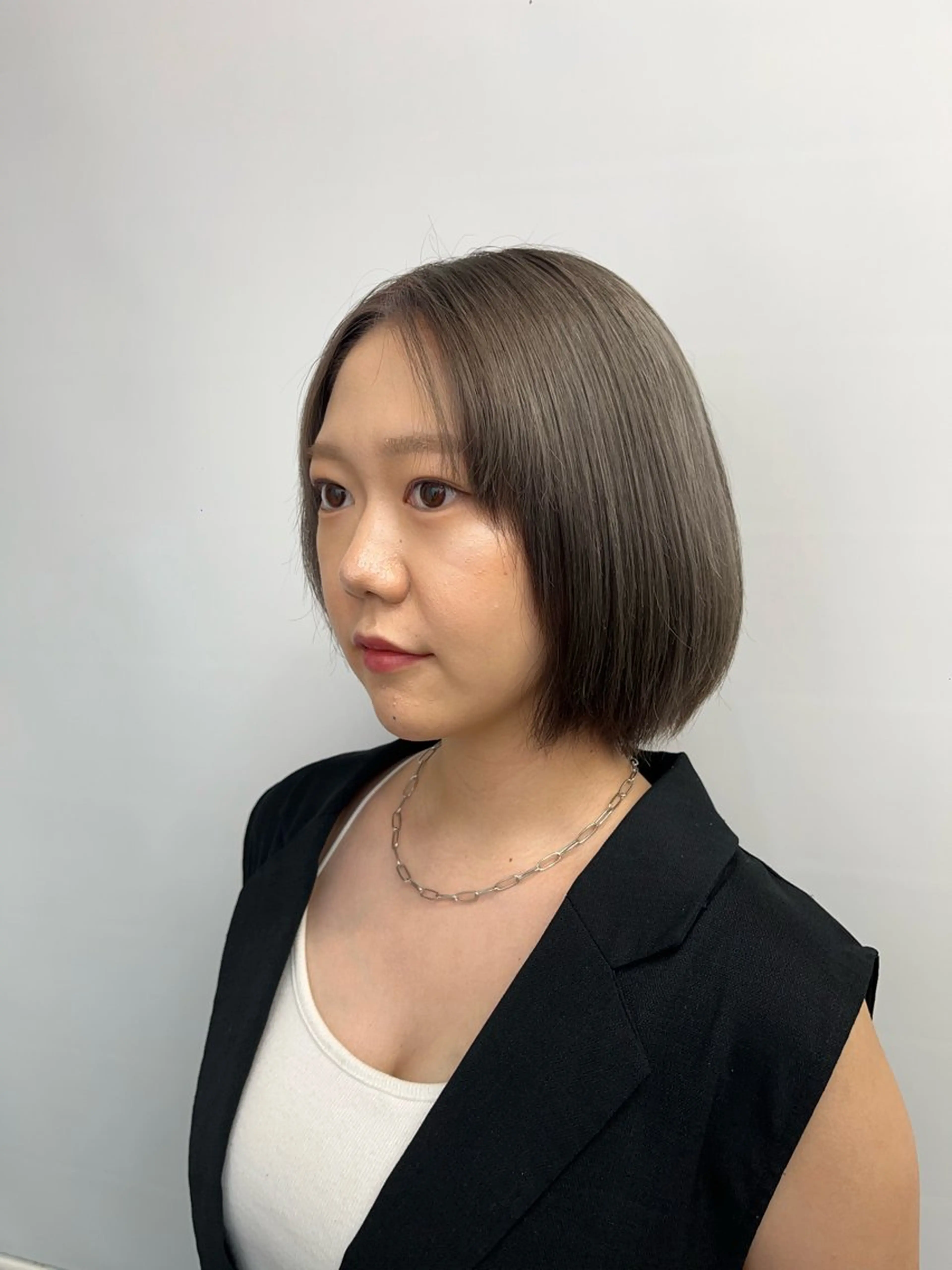 ショート カラー 渡 汐音のヘアスタイル