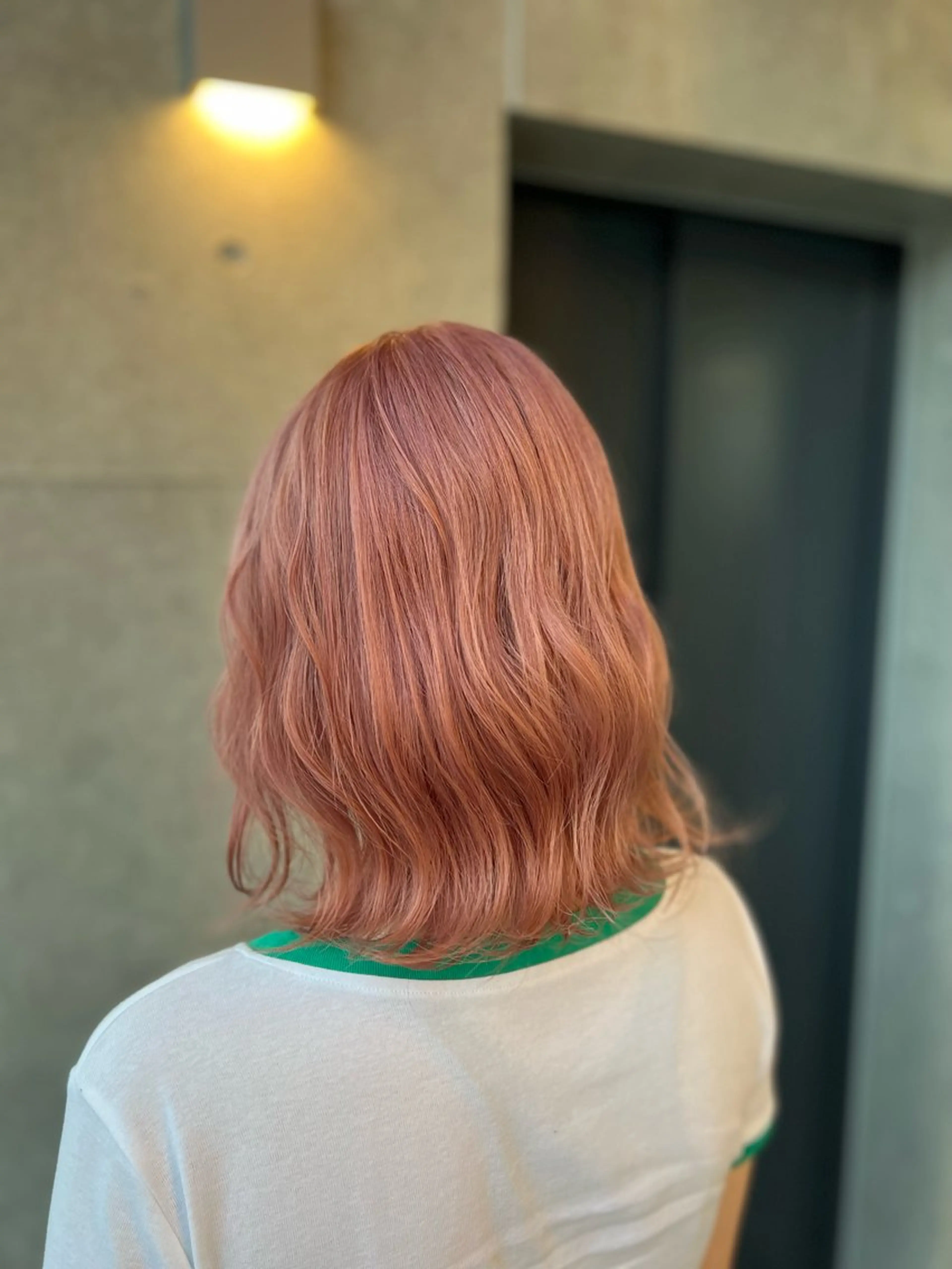 ショート カラー ベージュカラー ブリーチ グレージュ ハイライトカラー ハイトーンカラー ヘアカラー ＤＥＳＴ所属・吉野 瑳桜のヘアスタイル