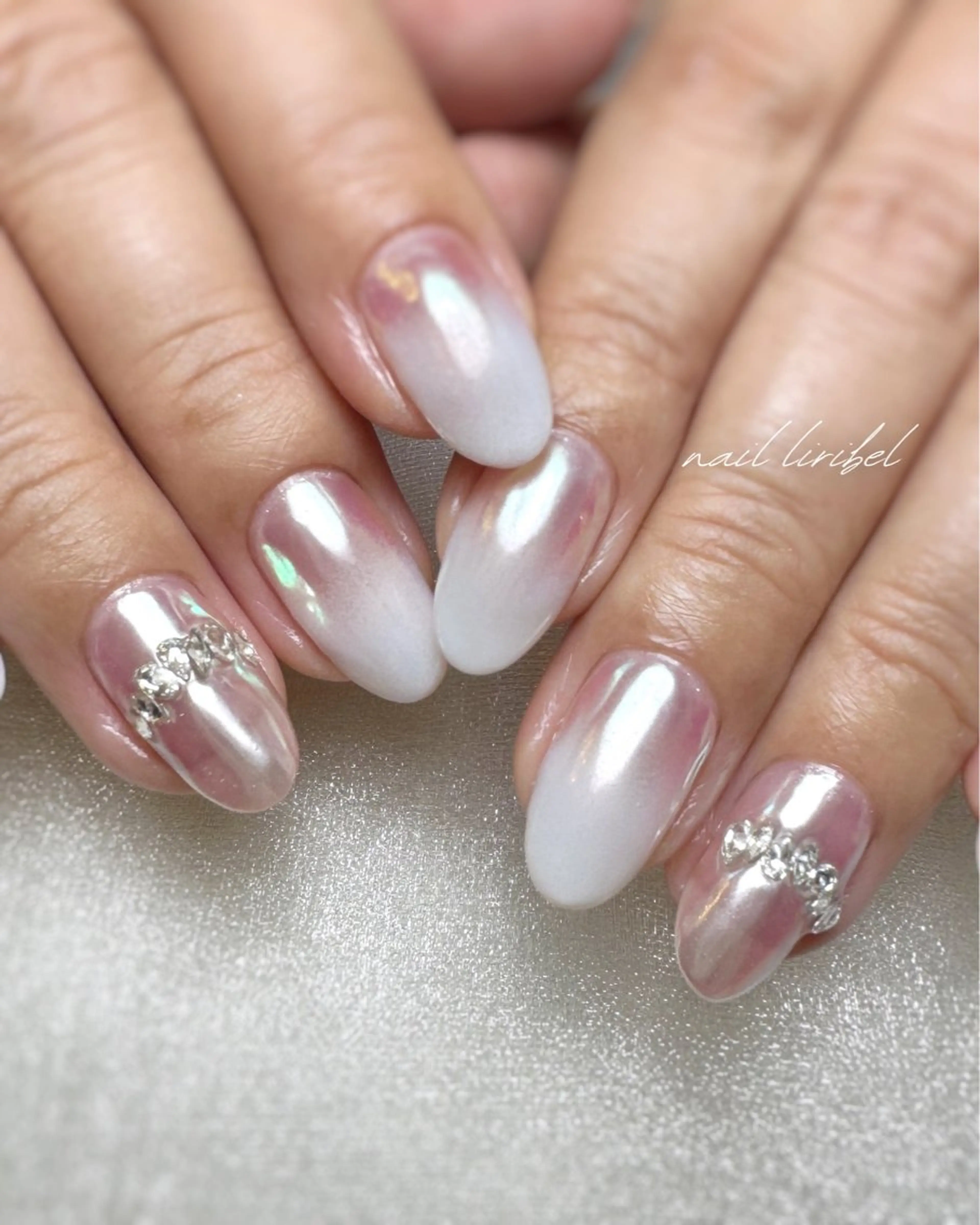 ネイル オーロラネイル グラデーション キラキラネイル 夏ネイル ホワイト ハンドネイル Nail Liribelのネイルデザイン