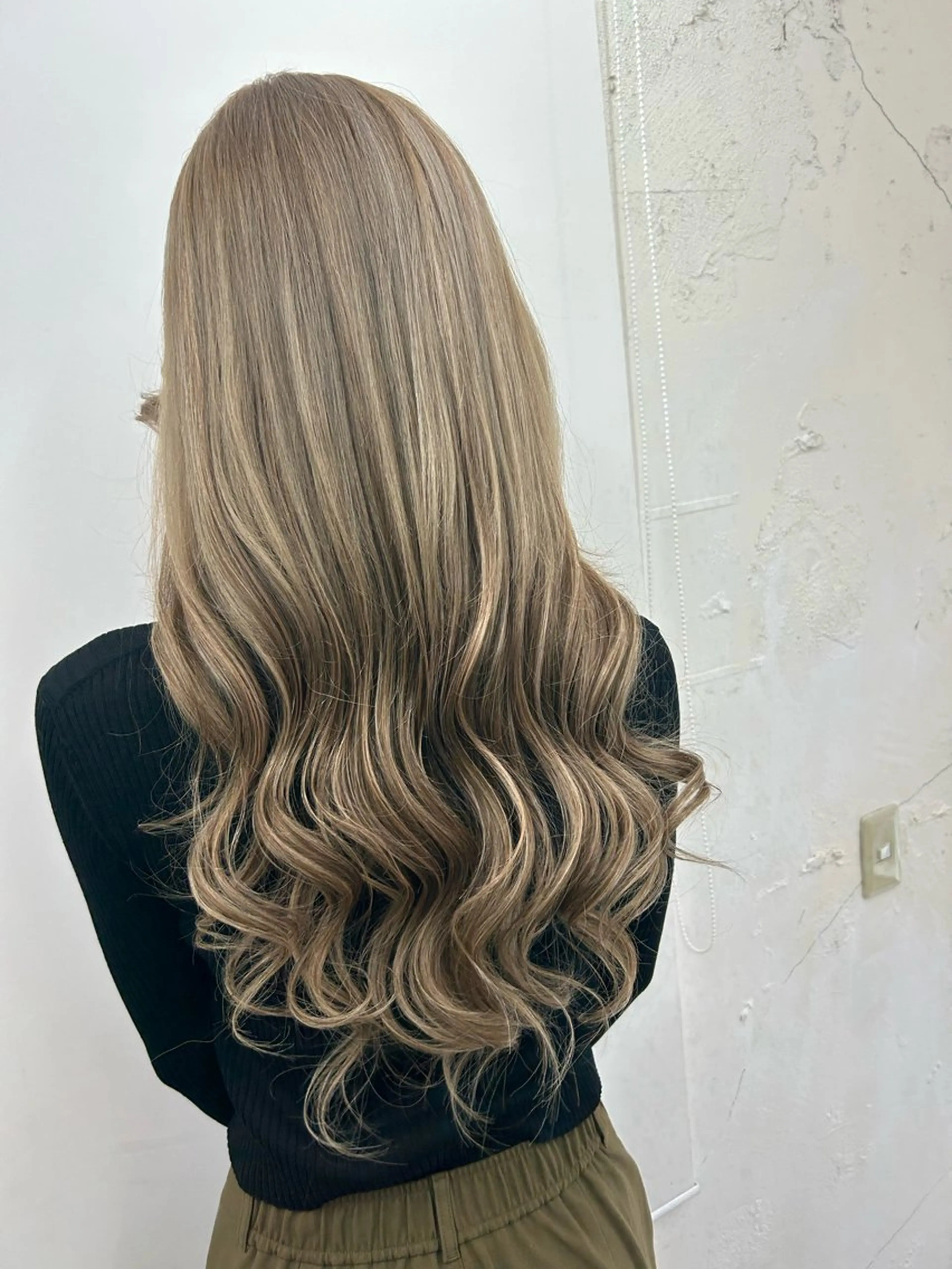 ロング カラー ヘアアレンジ シールエクステ バレイヤージュ ベージュカラー ブリーチ ハイライトカラー カット ヘアカラー トリートメント エクステ ヘアセット alpha. カラーエクステ下妻のヘアスタイル